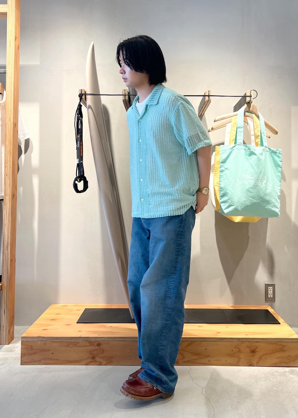 「ニット、ニットポロ、ニットシャツ、デニム、夏、海、川、京都、Saturdays NYC、初春コーデ、春コーデ、初夏コーデ、夏コーデ、デートコーデ、お出かけコーデ」｜「Saturdays NYCのTakeru Denim Pant（デニムパンツ、ブルー系）」を使った、kippeiさん（メンズ・170cm）の春コーディネートの3枚目の写真