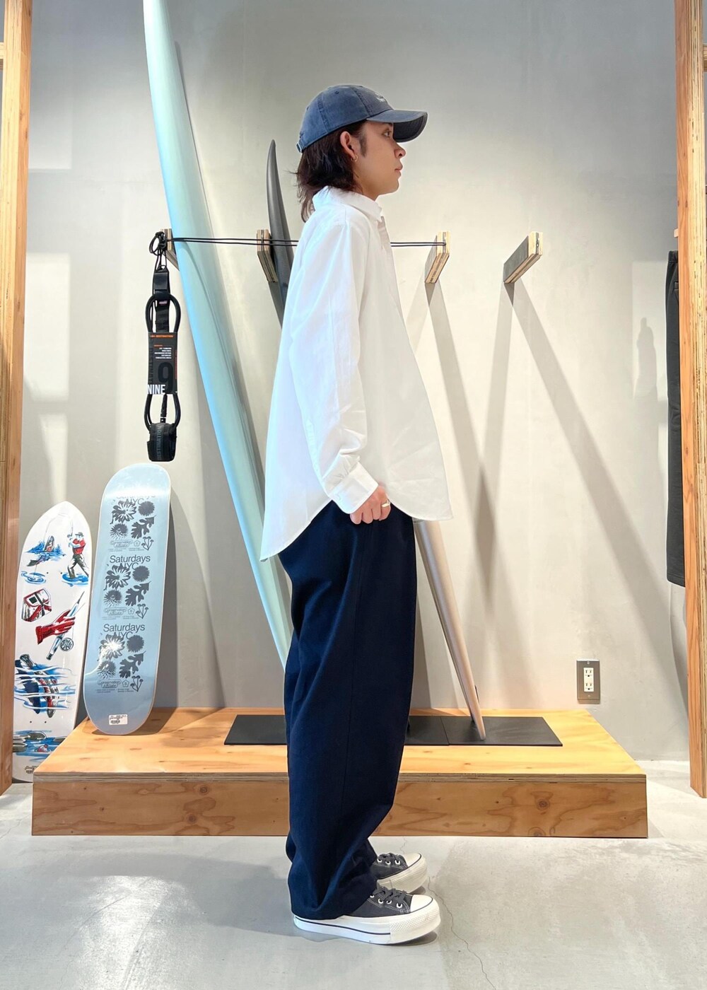 「シャツ、白シャツ、ホワイトシャツ、ワイドパンツ、キャップ、ミラスタ、ミラスタキャップ、京都、Saturdays NYC、初春コーデ、春コーデ、デートコーデ、お出かけコーデ、アウトドアコーデ、カジュアルコーデ」｜「Saturdays NYCのGeorge Twill Wide Pant（その他パンツ、ブルー系）」を使った、kippeiさん（メンズ・170cm）の春コーディネートの4枚目の写真