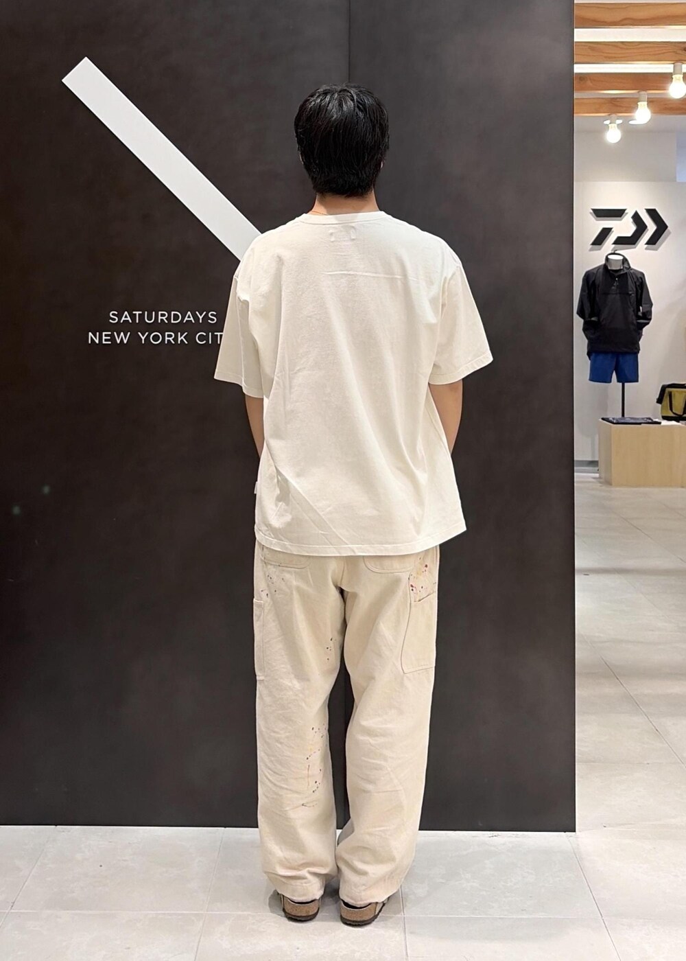ホワイト系のTシャツ/カットソーを着用したメンズの夏コーディネートの6枚目の写真
