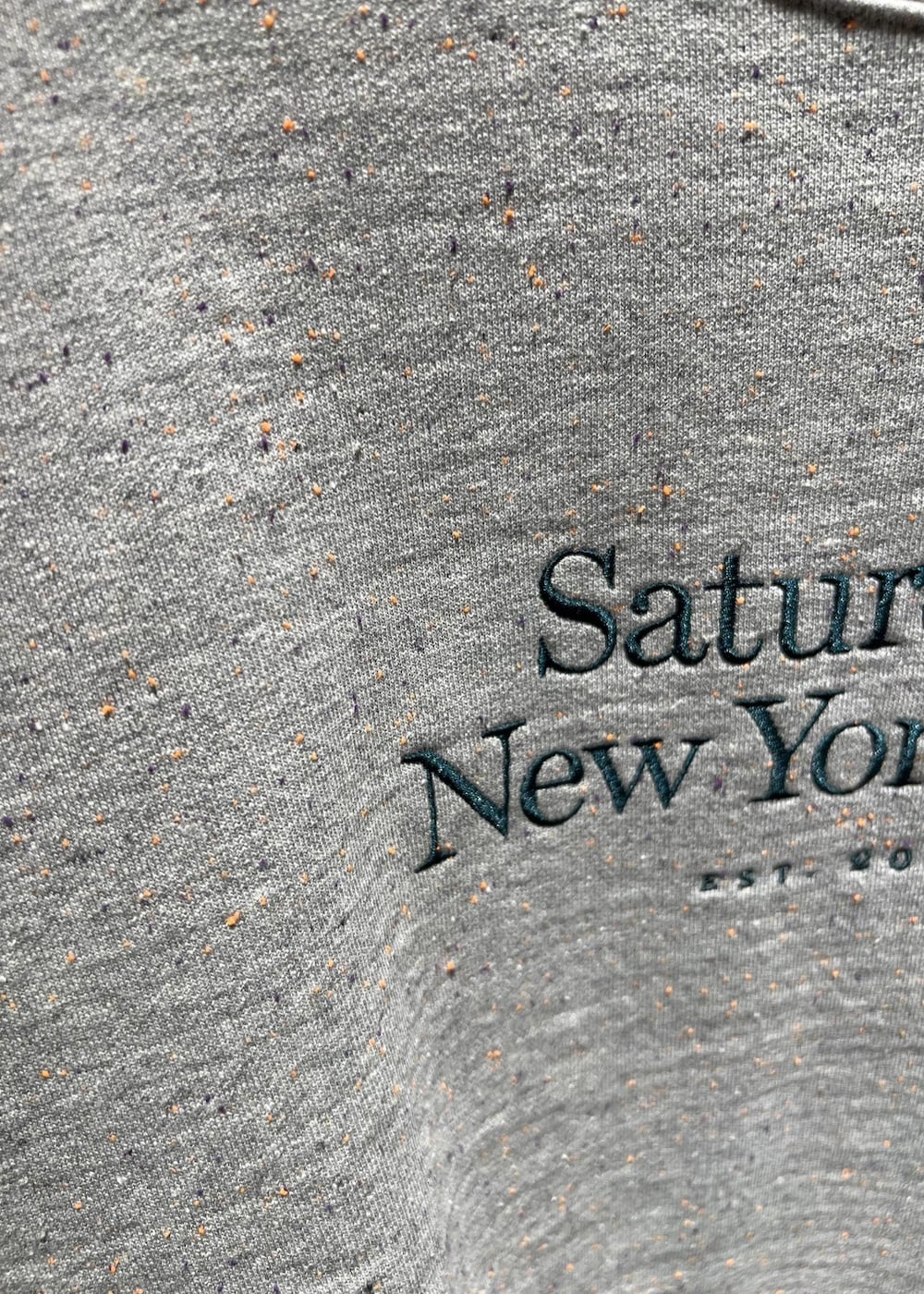 ブルー系のデニムパンツ、グレー系のスウェットを着用したメンズの秋コーディネートの9枚目の写真