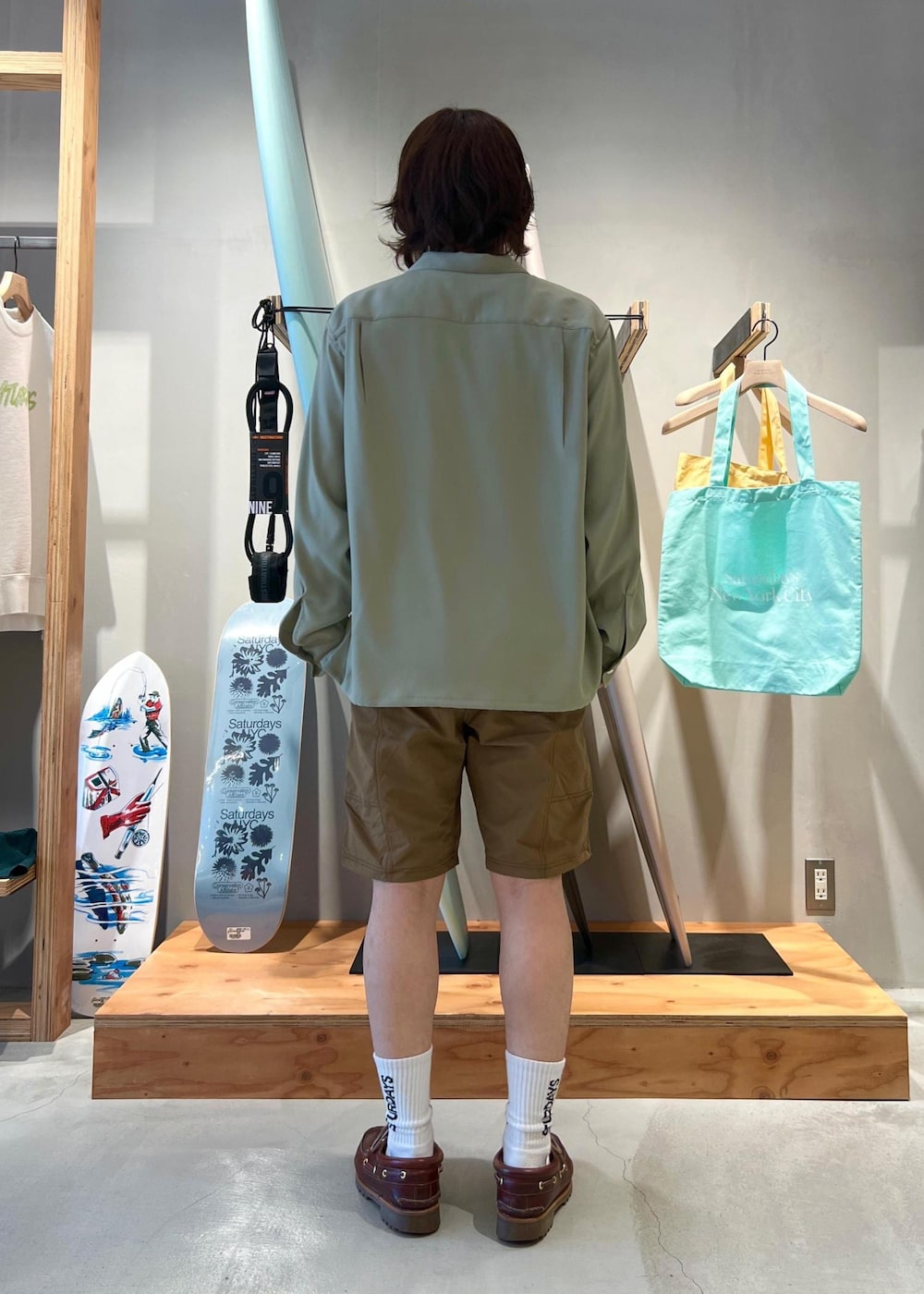 「オープンカラーシャツ、開襟シャツ、グラミチ、ショーツ、京都、Saturdays NYC、gramicci、サタデーズ、初春コーデ、春コーデ、初夏コーデ、お出かけコーデ、アウトドアコーデ、フェスコーデ、シンプルコーデ」｜「Saturdays NYCのMarco Peach Skin Open Collar LS Shirt（シャツ/ブラウス、グリーン系）」を使った、kippeiさん（メンズ・170cm）の春コーディネートの7枚目の写真