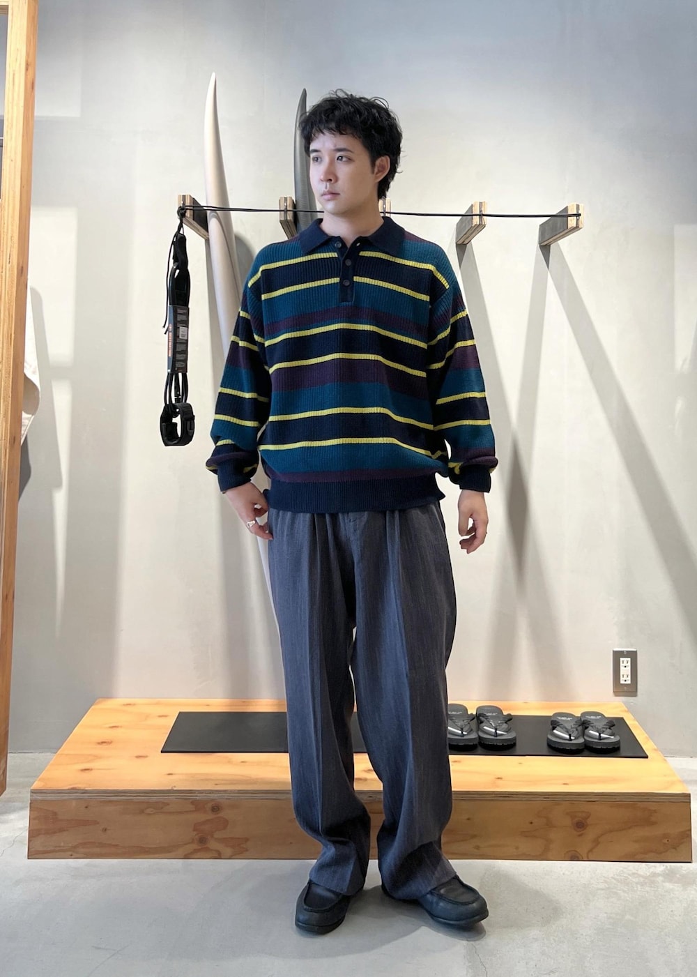 ブルー系のニット/セーター、グレー系のその他パンツを着用したメンズの秋コーディネートの2枚目の写真