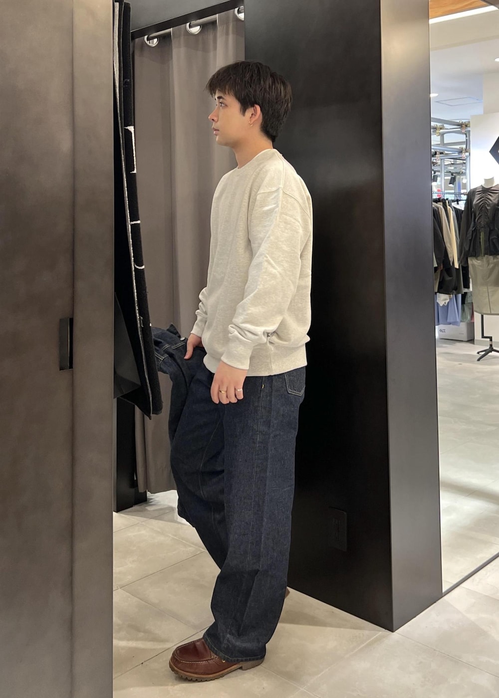 ブルー系のデニムパンツ、ブルー系のデニムジャケット、グレー系のスウェットを着用したメンズの冬コーディネートの6枚目の写真