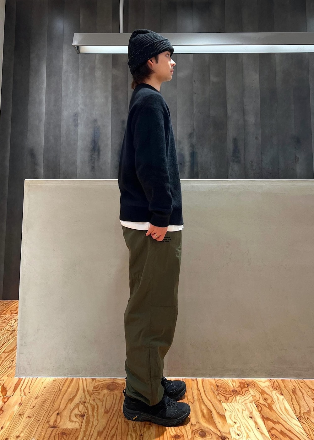 「ニット、黒ニット、FOXニット、トレーニングパンツ、カーキパンツ、ニット帽、ビーニー、シンプル、カジュアル、京都、初冬コーデ、冬コーデ、カジュアルコーデ、シンプルコーデ、Saturdays NYC」｜「Saturdays NYCのSNYC NEP BEANIE（ハット、ブラック系）」を使った、kippeiさん（メンズ・170cm）の冬コーディネートの3枚目の写真