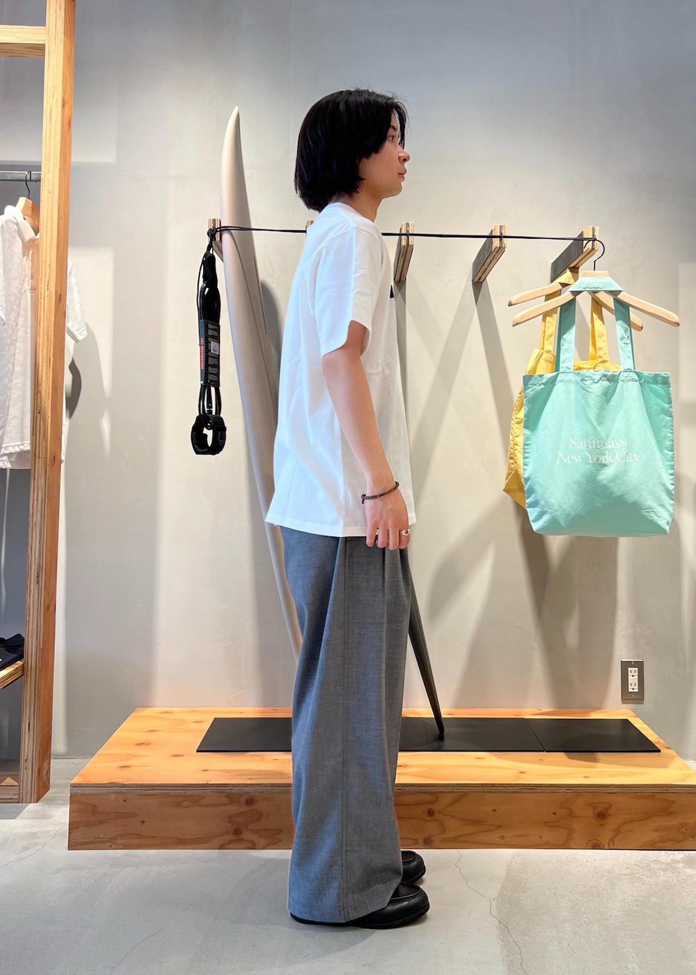 「Tシャツ、白Tシャツ、白T、スラックス、ワイドスラックス、京都、Saturday NYC、春コーデ、初夏コーデ、夏コーデ、デートコーデ、お出かけコーデ、旅行コーデ、アウトドアコーデ、フェスコーデ」｜「Saturdays NYCのCrosby Standard SS Tee（Tシャツ/カットソー、ホワイト系）」を使った、kippeiさん（メンズ・170cm）の夏コーディネートの2枚目の写真