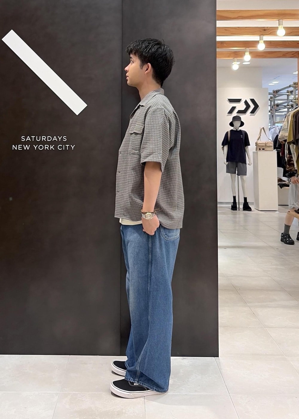 ホワイト系のタンクトップ、グリーン系のシャツ/ブラウスを着用したメンズの夏コーディネートの5枚目の写真
