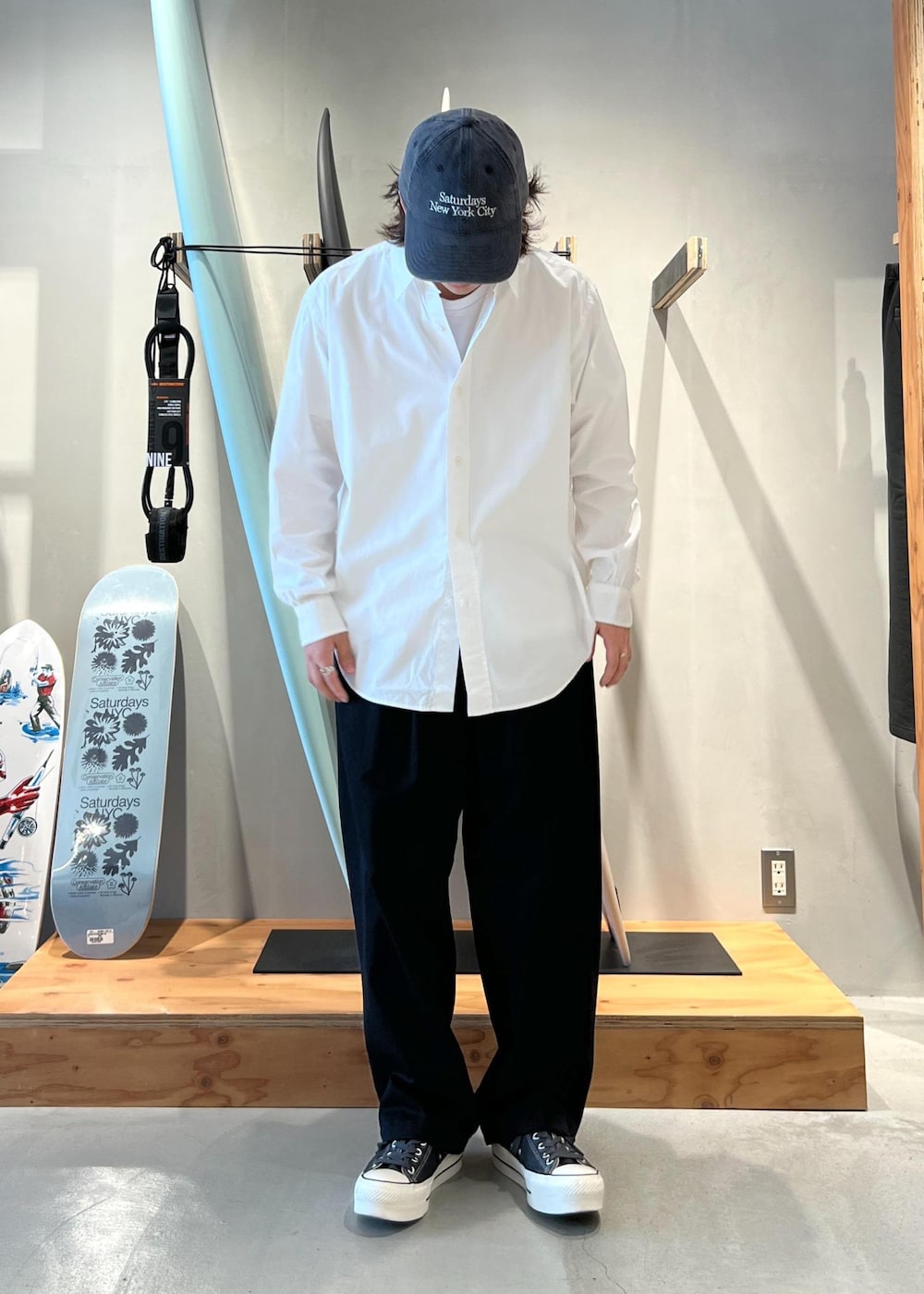 「シャツ、白シャツ、ホワイトシャツ、ワイドパンツ、キャップ、ミラスタ、ミラスタキャップ、京都、Saturdays NYC、初春コーデ、春コーデ、デートコーデ、お出かけコーデ、アウトドアコーデ、カジュアルコーデ」｜「Saturdays NYCのGeorge Twill Wide Pant（その他パンツ、ブルー系）」を使った、kippeiさん（メンズ・170cm）の春コーディネートの6枚目の写真