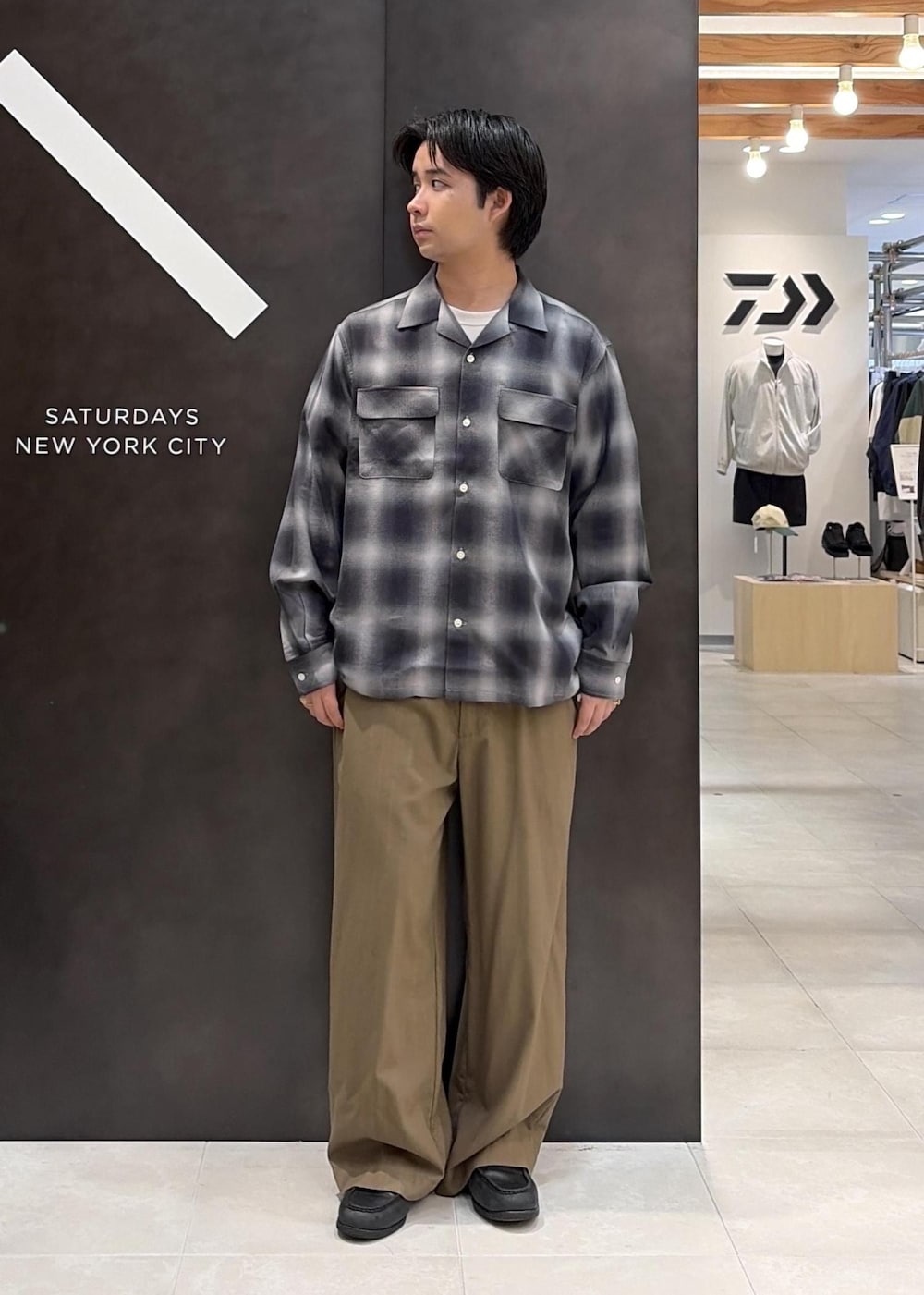 ブルー系のシャツ/ブラウスを着用したメンズの秋コーディネートの2枚目の写真