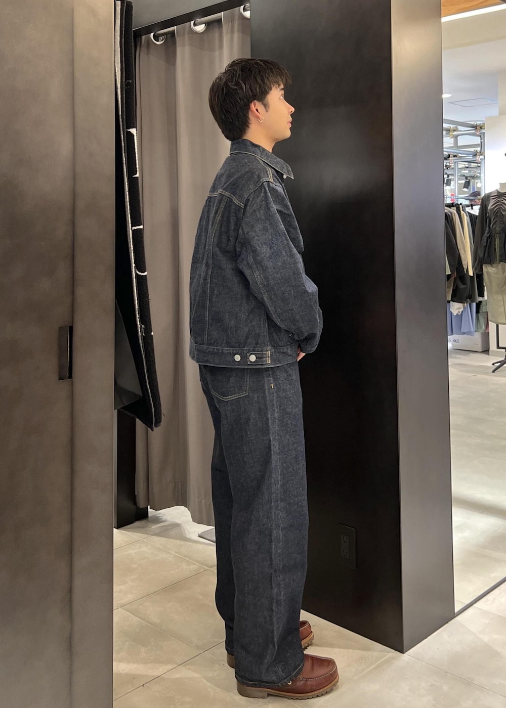 ブルー系のデニムパンツ、ブルー系のデニムジャケットを着用したメンズの冬コーディネートの4枚目の写真