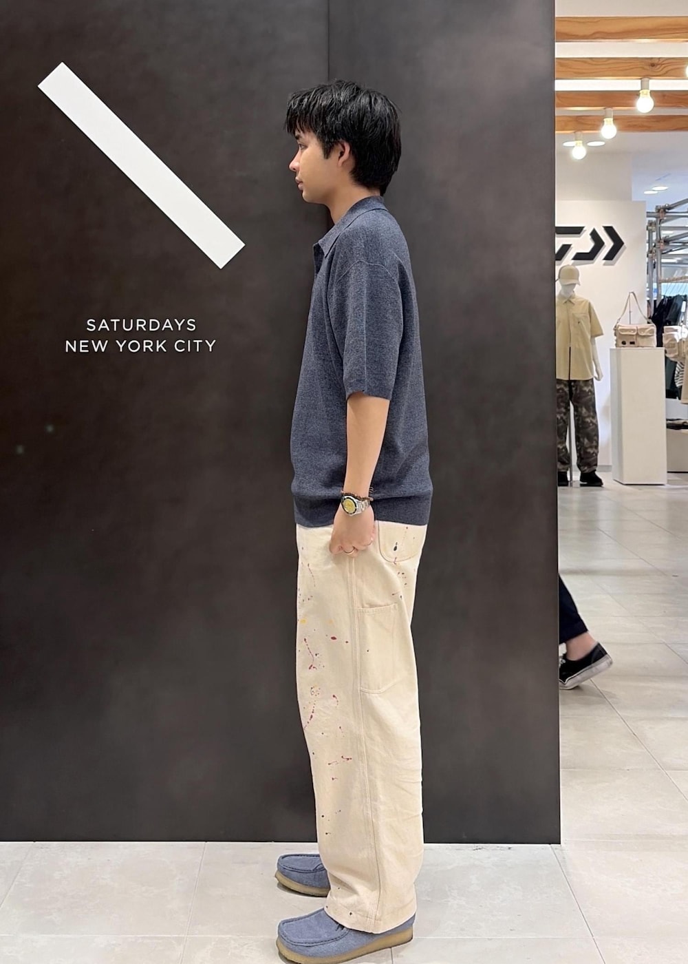 ホワイト系のその他パンツ、ブルー系のポロシャツを着用したメンズの夏コーディネートの4枚目の写真
