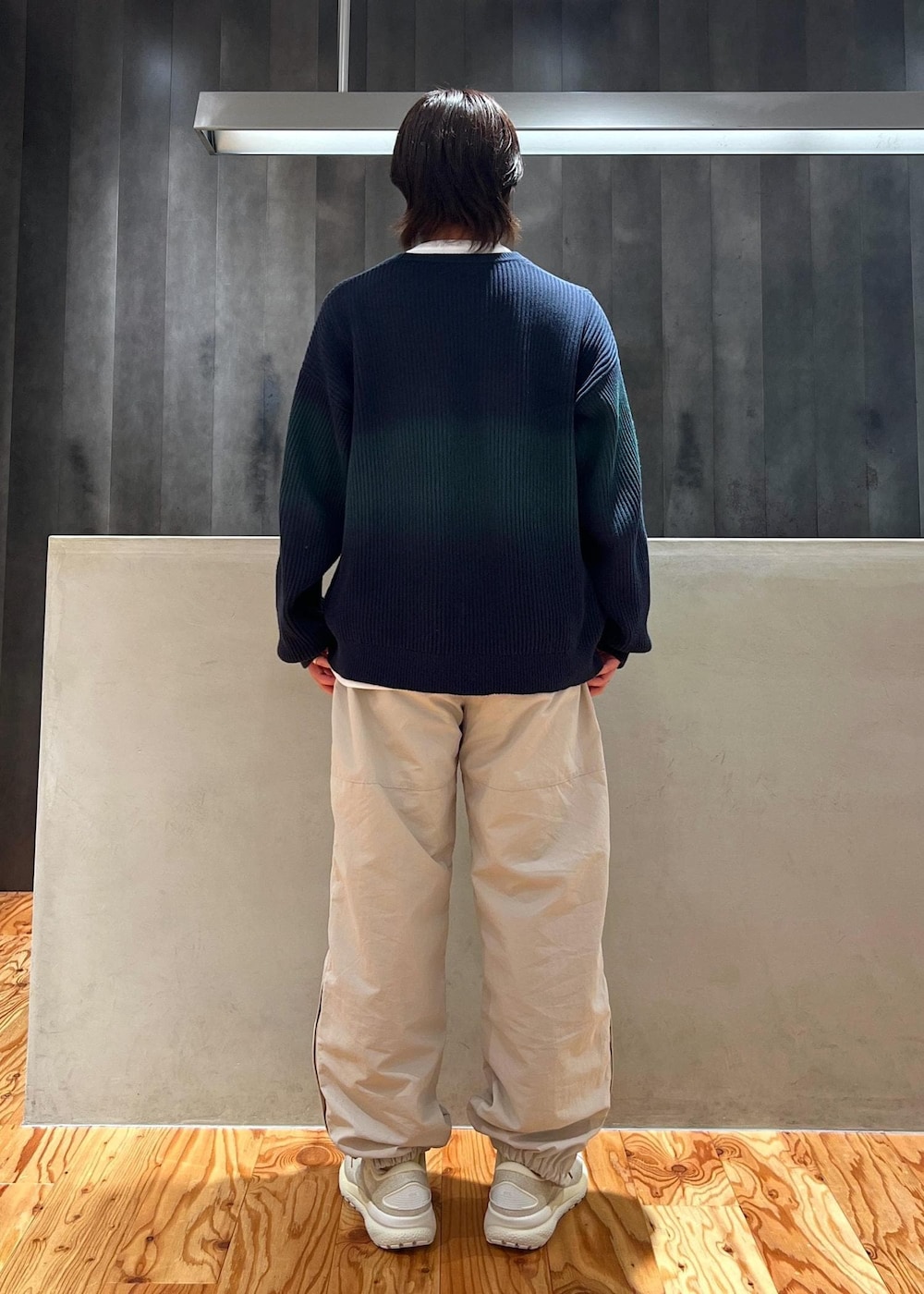 「ニット、ニットコーデ、トレーニングパンツ、ナイロンパンツ、異素材コーデ、トレーニングシューズ、京都、冬コーデ、カジュアルコーデ、シンプルコーデ、Saturdays NYC、トップス、ニット/セーター、パンツ、シューズ」｜「BROOKSのBrooks×SNYC Ghost16（スニーカー、ホワイト系）」を使った、kippeiさん（メンズ・170cm）の冬コーディネートの2枚目の写真