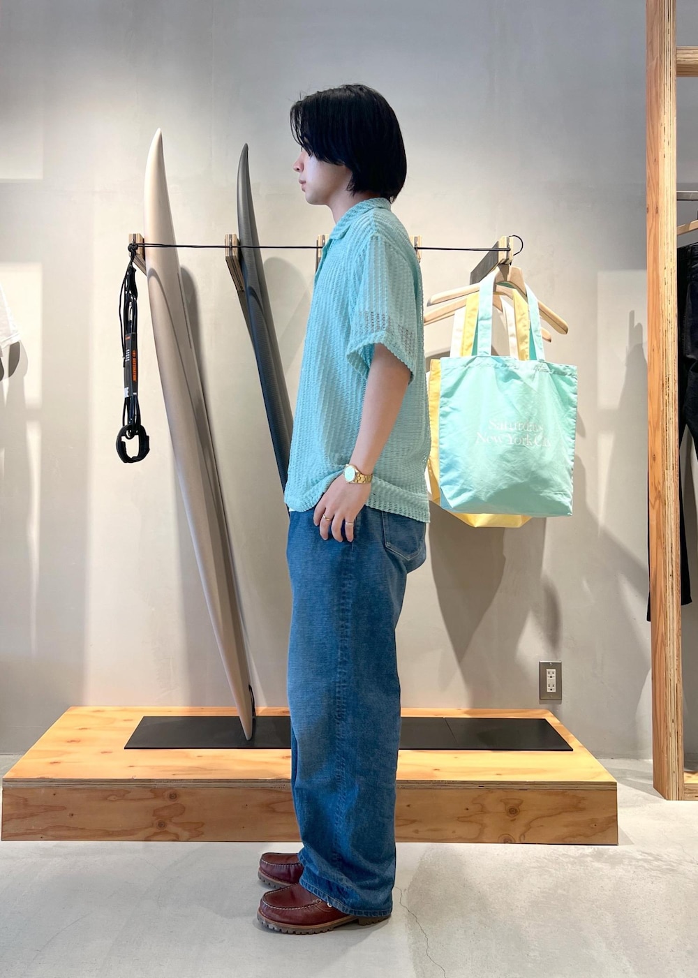 「ニット、ニットポロ、ニットシャツ、デニム、夏、海、川、京都、Saturdays NYC、初春コーデ、春コーデ、初夏コーデ、夏コーデ、デートコーデ、お出かけコーデ」｜「Saturdays NYCのTakeru Denim Pant（デニムパンツ、ブルー系）」を使った、kippeiさん（メンズ・170cm）の春コーディネートの4枚目の写真
