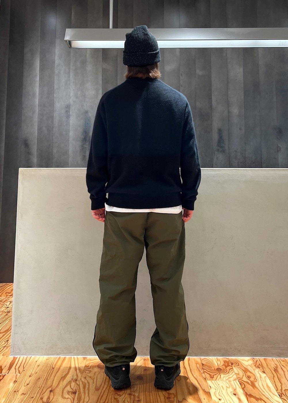 「ニット、黒ニット、FOXニット、トレーニングパンツ、カーキパンツ、ニット帽、ビーニー、シンプル、カジュアル、京都、初冬コーデ、冬コーデ、カジュアルコーデ、シンプルコーデ、Saturdays NYC」｜「Saturdays NYCのSNYC NEP BEANIE（ハット、ブラック系）」を使った、kippeiさん（メンズ・170cm）の冬コーディネートの2枚目の写真