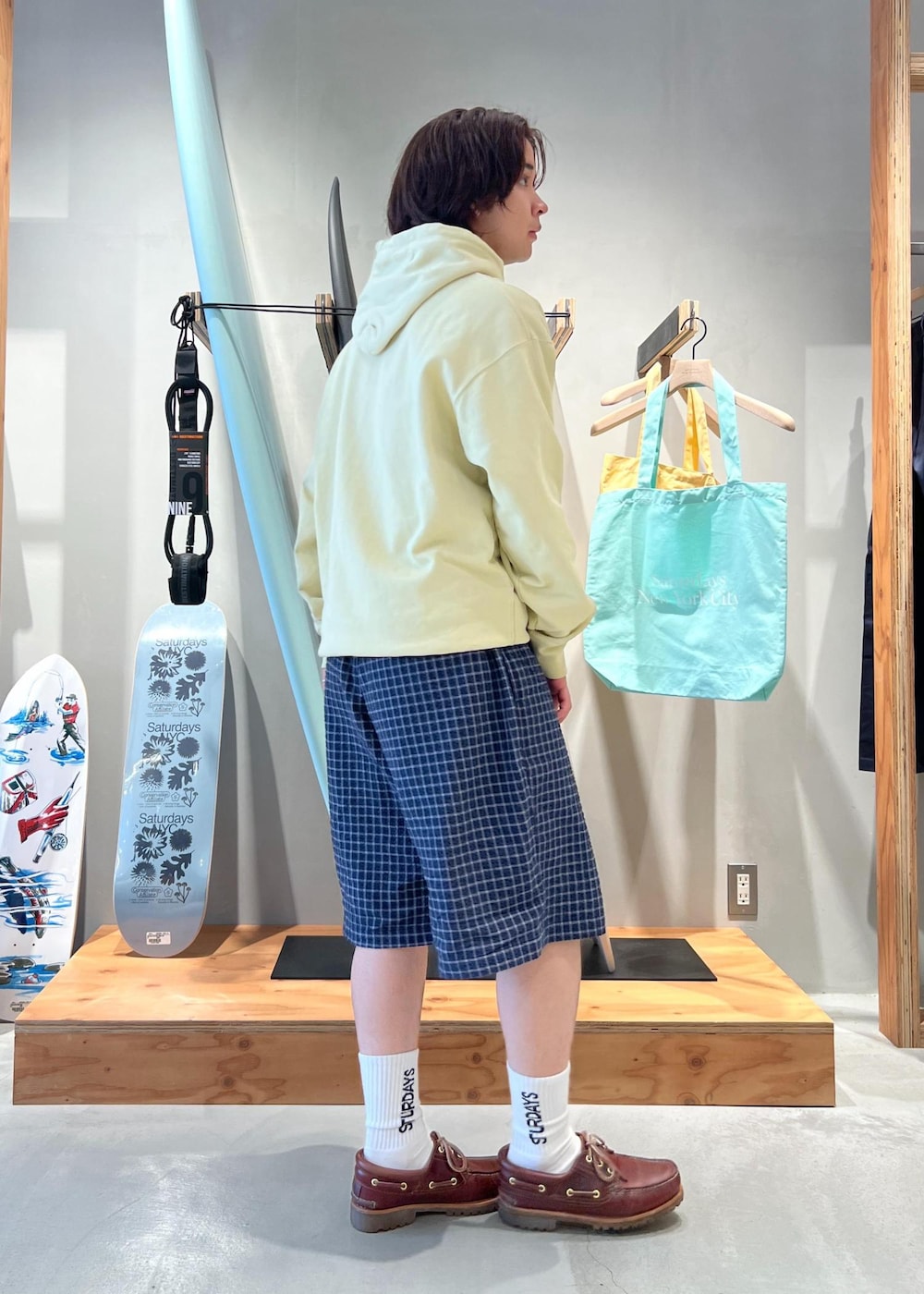 「フーディー、パーカー、パーカ、ミラスタ、ハーフパンツ、グラミチ、ソックス、京都、Saturdays NYC、初春コーデ、春コーデ、デートコーデ、お出かけコーデ、旅行コーデ、アウトドアコーデ」｜「Saturdays NYCのLOGO SOCK（ソックス/靴下、ホワイト系）」を使った、kippeiさん（メンズ・170cm）の春コーディネートの3枚目の写真