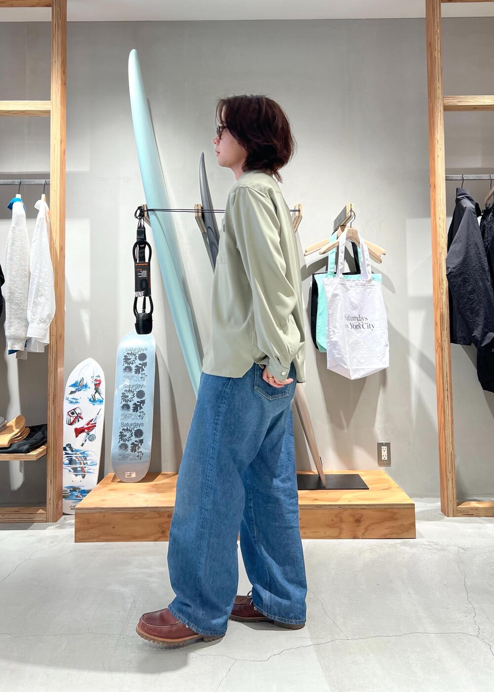 「シャツ、シャツコーデ、オープンカラーシャツ、開襟シャツ、デニム、デニムパンツ、デニムコーデ、デニムスタイル、京都、Saturdays NYC、初春コーデ、春コーデ、デートコーデ、お出かけコーデ、旅行コーデ」｜「Saturdays NYCのTakeru Denim Pant（デニムパンツ、ブルー系）」を使った、kippeiさん（メンズ・170cm）の春コーディネートの6枚目の写真