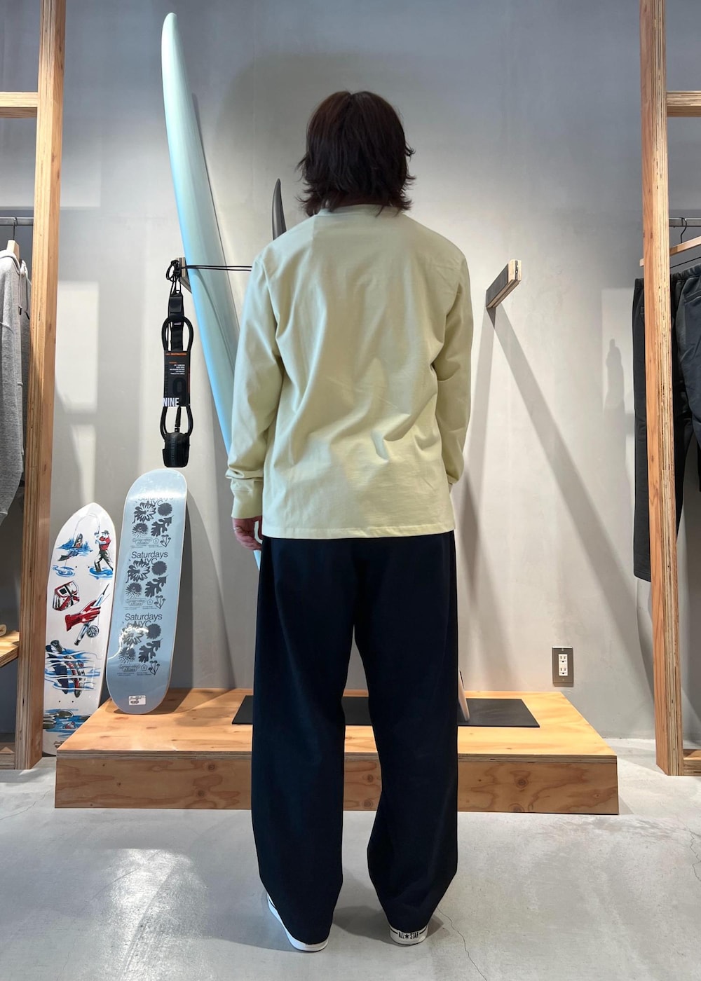 「ロングスリーブTシャツ、ロンT、ミラスタ、ミラスタTシャツ、ミラスタT、サタデーズ、サタデーズニューヨーク、サタデーズニューヨークシティ、京都、Saturdays NYC、初春コーデ、春コーデ、デートコーデ、お出かけコーデ、フェスコーデ」｜「Saturdays NYCのGeorge Twill Wide Pant（その他パンツ、ブルー系）」を使った、kippeiさん（メンズ・170cm）の春コーディネートの2枚目の写真