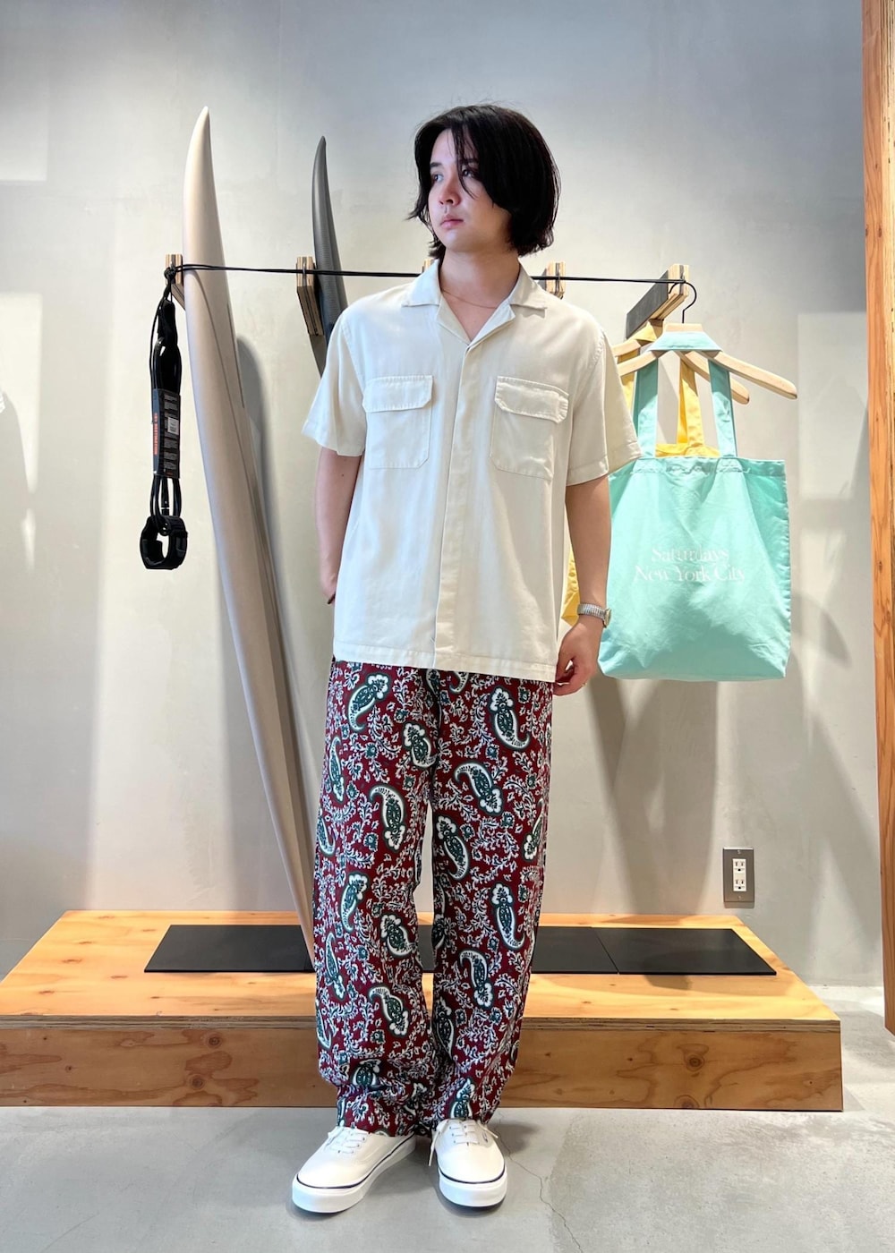 「シャツ、半袖シャツ、開襟シャツ、オープンカラーシャツ、イージーパンツ、リラックスパンツ、ペイズリー、ペイズリーパンツ、京都、Saturdays NYC、初春コーデ、春コーデ、初夏コーデ、夏コーデ、デートコーデ」｜「Saturdays NYCのGibson Pigment Dyed SS Shirt（シャツ/ブラウス、ホワイト系）」を使った、kippeiさん（メンズ・170cm）の春コーディネートの2枚目の写真