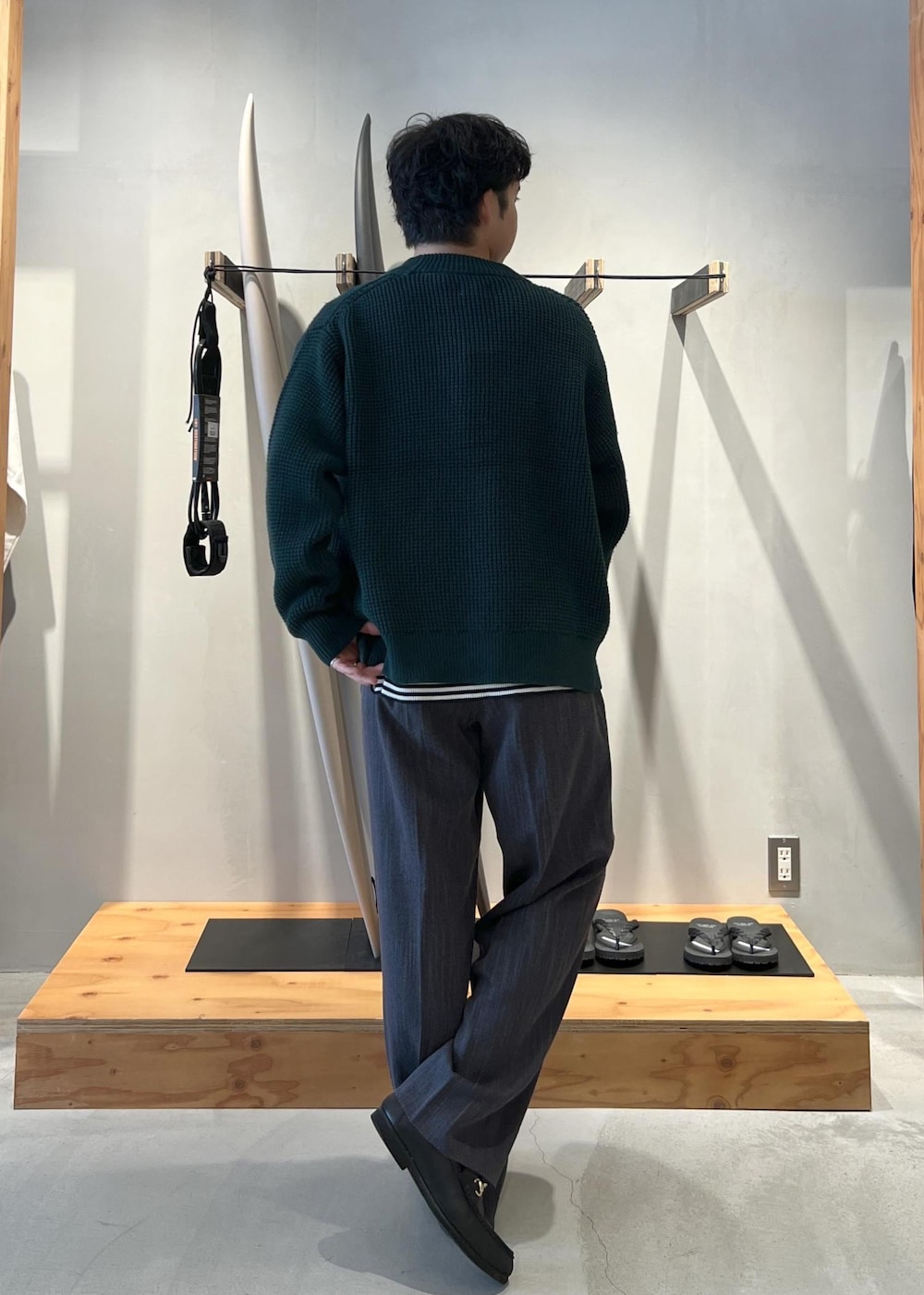 グリーン系のカーディガン/ボレロ、グレー系のその他パンツ、ホワイト系のTシャツ/カットソーを着用したメンズの秋コーディネートの7枚目の写真