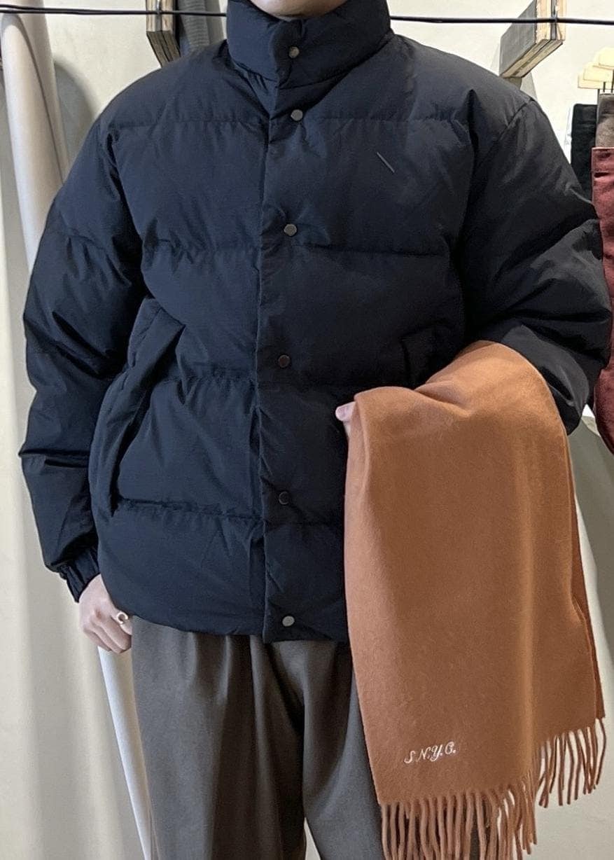 グリーン系のその他パンツ、ブラック系のブルゾン、オレンジ系のマフラーを着用したメンズの冬コーディネートの8枚目の写真