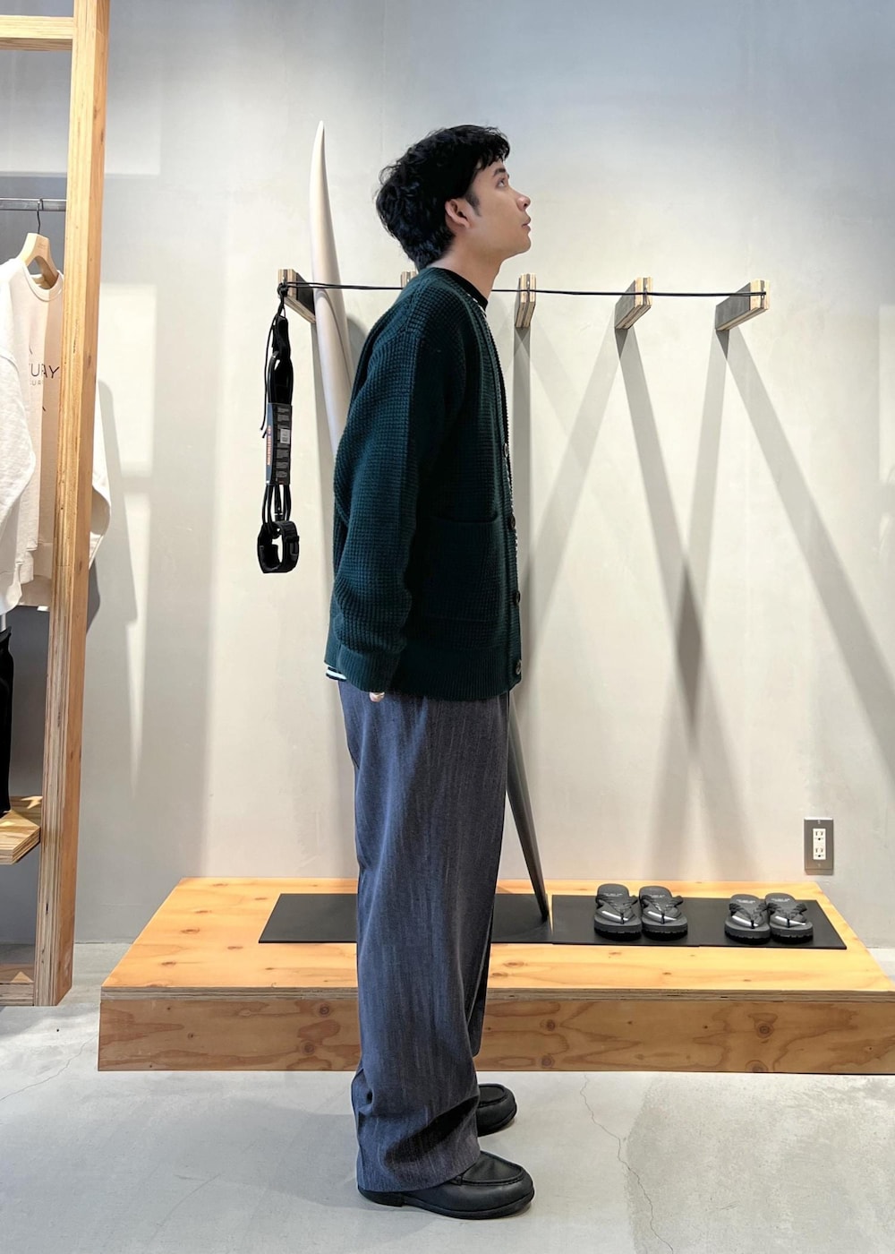 グリーン系のカーディガン/ボレロ、グレー系のその他パンツ、ホワイト系のTシャツ/カットソーを着用したメンズの秋コーディネートの4枚目の写真