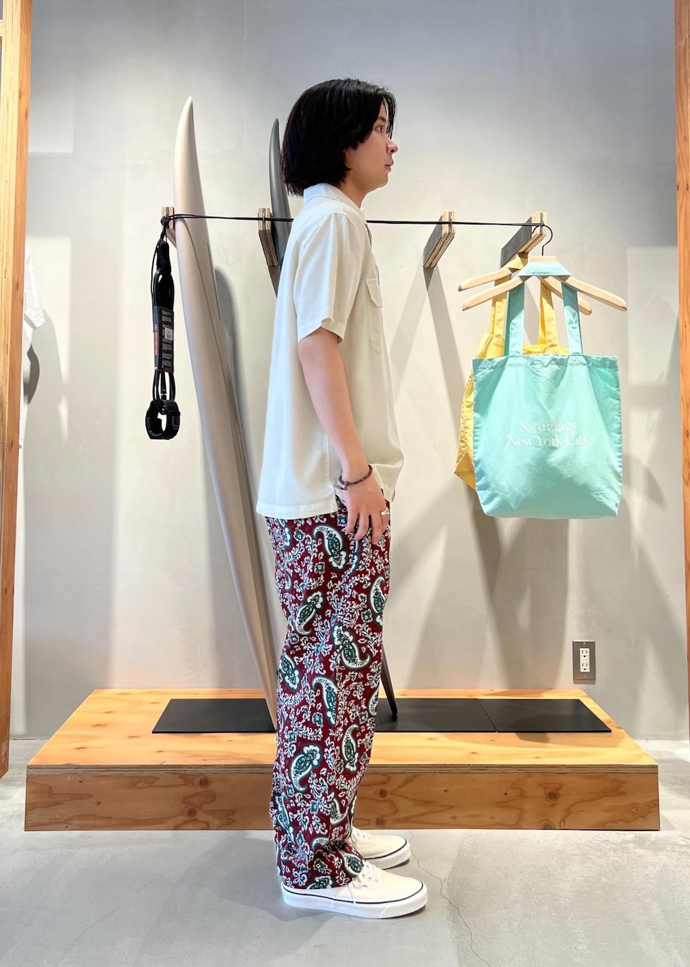 「シャツ、半袖シャツ、開襟シャツ、オープンカラーシャツ、イージーパンツ、リラックスパンツ、ペイズリー、ペイズリーパンツ、京都、Saturdays NYC、初春コーデ、春コーデ、初夏コーデ、夏コーデ、デートコーデ」｜「Saturdays NYCのGibson Pigment Dyed SS Shirt（シャツ/ブラウス、ホワイト系）」を使った、kippeiさん（メンズ・170cm）の春コーディネートの5枚目の写真