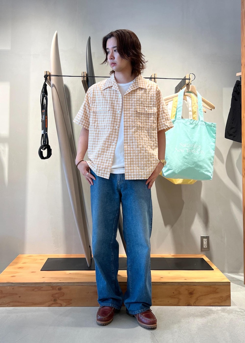 「初春コーデ、春コーデ、初夏コーデ、夏コーデ、デートコーデ、お出かけコーデ、アウトドアコーデ、シンプルコーデ、ベーシック」｜「Saturdays NYCのTakeru Denim Pant（デニムパンツ、ブルー系）」を使った、kippeiさん（メンズ・170cm）の春コーディネートの3枚目の写真