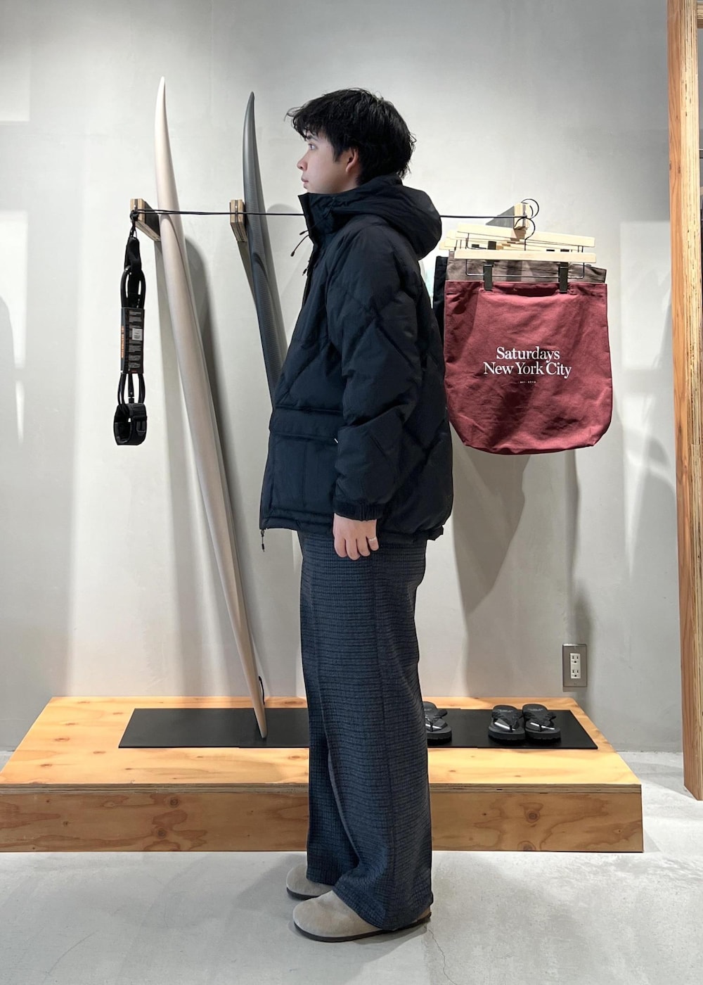 ブラック系のダウンジャケット/コートを着用したメンズの秋コーディネートの3枚目の写真