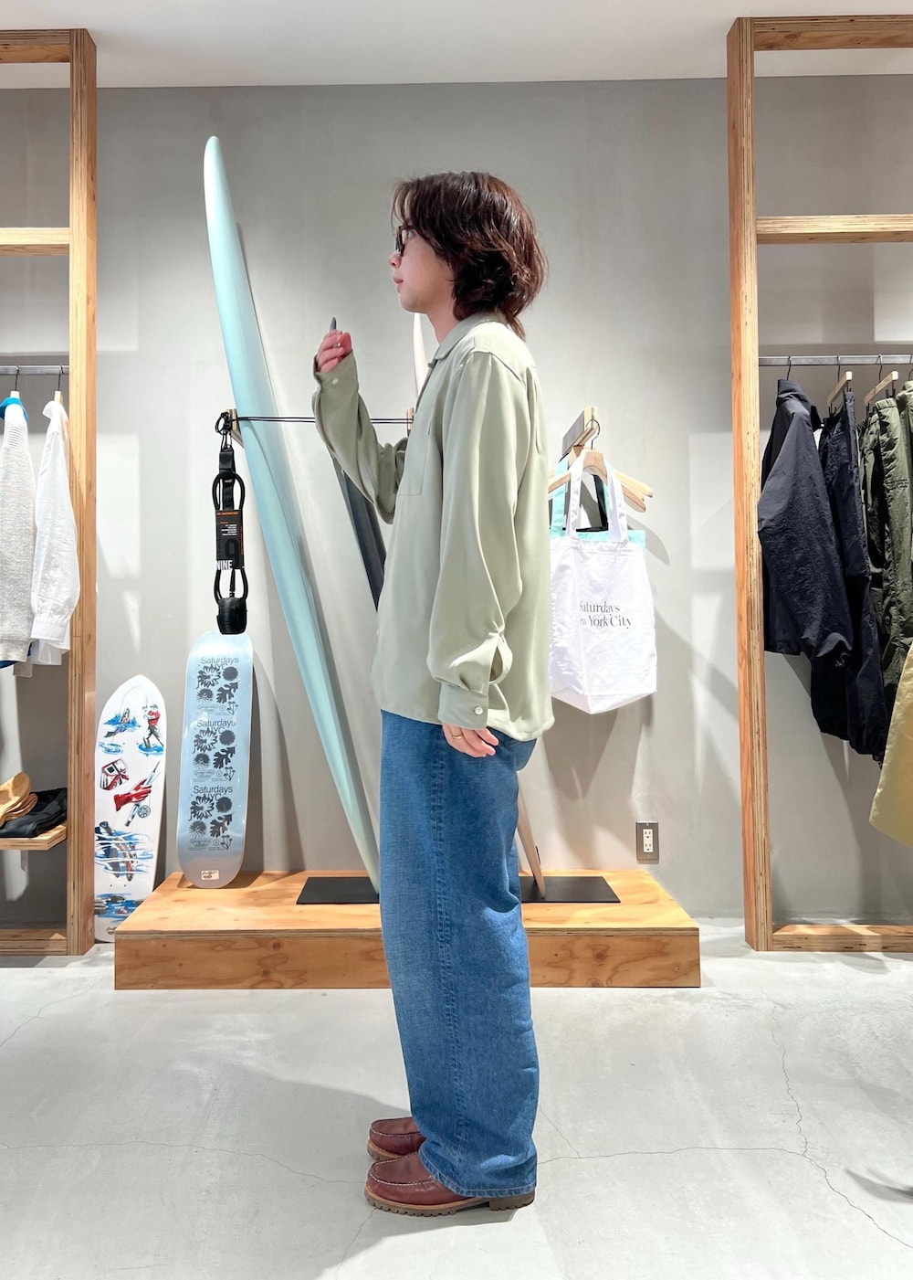 「シャツ、シャツコーデ、オープンカラーシャツ、開襟シャツ、デニム、デニムパンツ、デニムコーデ、デニムスタイル、京都、Saturdays NYC、初春コーデ、春コーデ、デートコーデ、お出かけコーデ、旅行コーデ」｜「Saturdays NYCのTakeru Denim Pant（デニムパンツ、ブルー系）」を使った、kippeiさん（メンズ・170cm）の春コーディネートの7枚目の写真