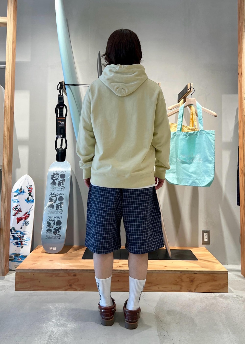 「フーディー、パーカー、パーカ、ミラスタ、ハーフパンツ、グラミチ、ソックス、京都、Saturdays NYC、初春コーデ、春コーデ、デートコーデ、お出かけコーデ、旅行コーデ、アウトドアコーデ」｜「Saturdays NYCのLOGO SOCK（ソックス/靴下、ホワイト系）」を使った、kippeiさん（メンズ・170cm）の春コーディネートの5枚目の写真