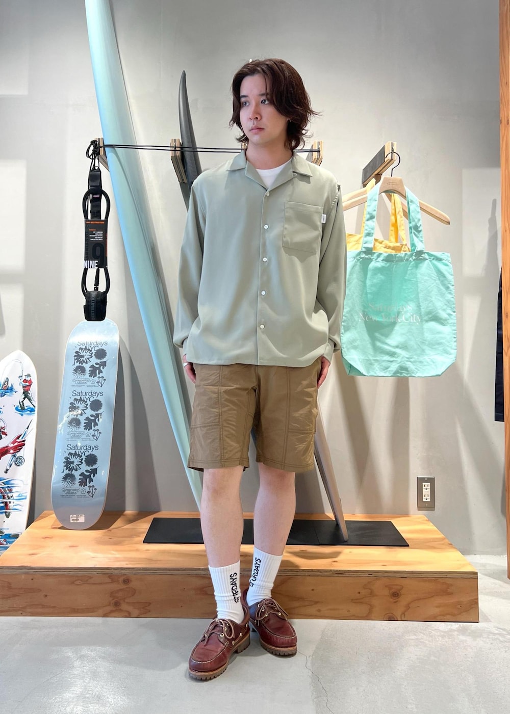 「オープンカラーシャツ、開襟シャツ、グラミチ、ショーツ、京都、Saturdays NYC、gramicci、サタデーズ、初春コーデ、春コーデ、初夏コーデ、お出かけコーデ、アウトドアコーデ、フェスコーデ、シンプルコーデ」｜「Saturdays NYCのMarco Peach Skin Open Collar LS Shirt（シャツ/ブラウス、グリーン系）」を使った、kippeiさん（メンズ・170cm）の春コーディネートの2枚目の写真