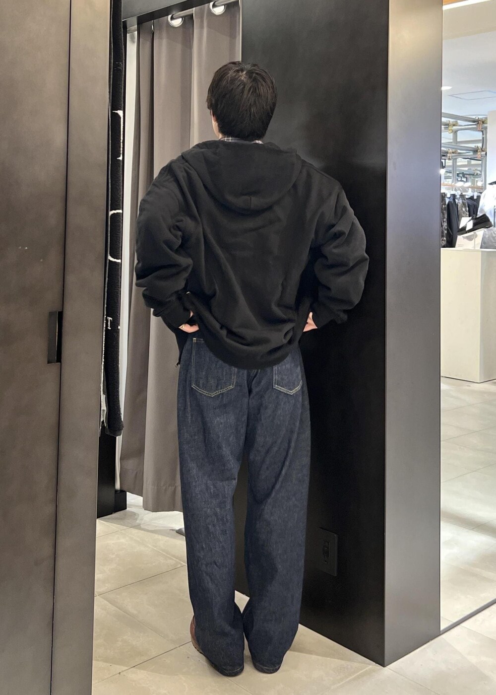 ブルー系のデニムパンツ、ブルー系のシャツ/ブラウス、ブラック系のパーカーを着用したメンズの春コーディネートの5枚目の写真
