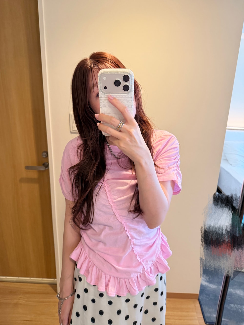 ピンク系のTシャツ/カットソー、ホワイト系のスカートを着用したレディースの夏コーディネートの3枚目の写真