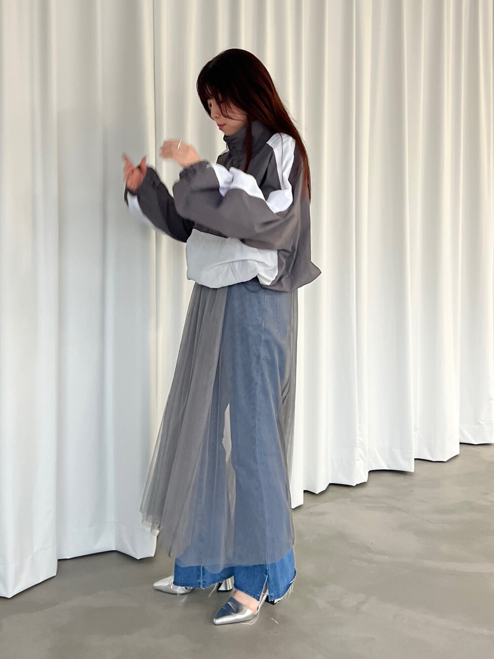 ブルー系のデニムパンツ、グレー系のブルゾン、グレー系のワンピースを着用したレディースの春コーディネートの2枚目の写真