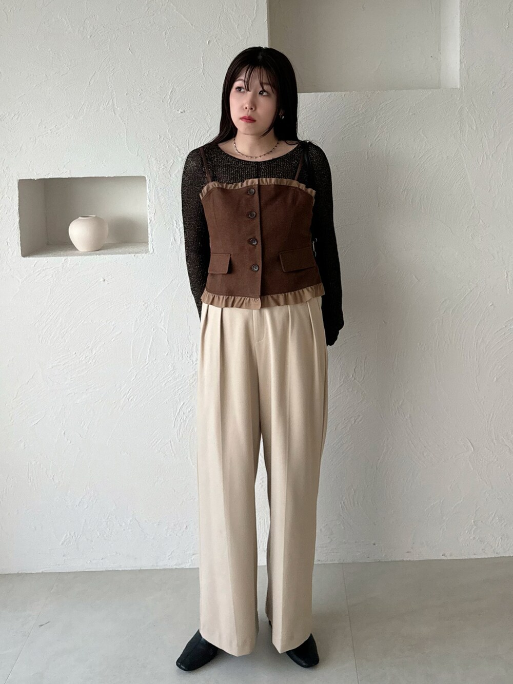 ブラウン系のキャミソールを着用したレディースの秋コーディネートの2枚目の写真
