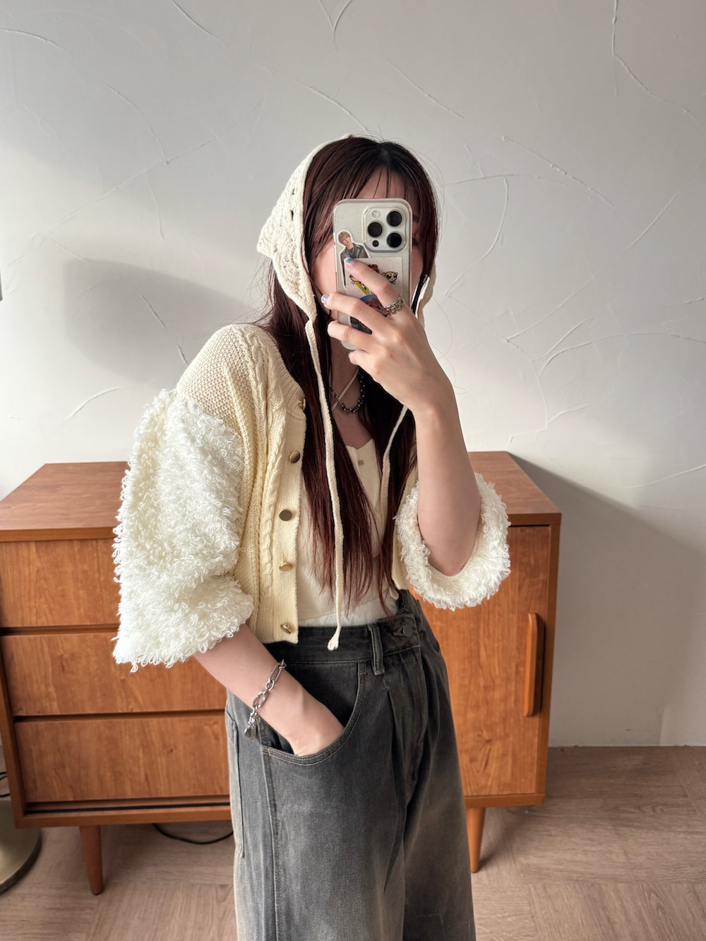 ブラウン系のデニムパンツ、ホワイト系のキャミソールを着用したレディースの春コーディネートの2枚目の写真