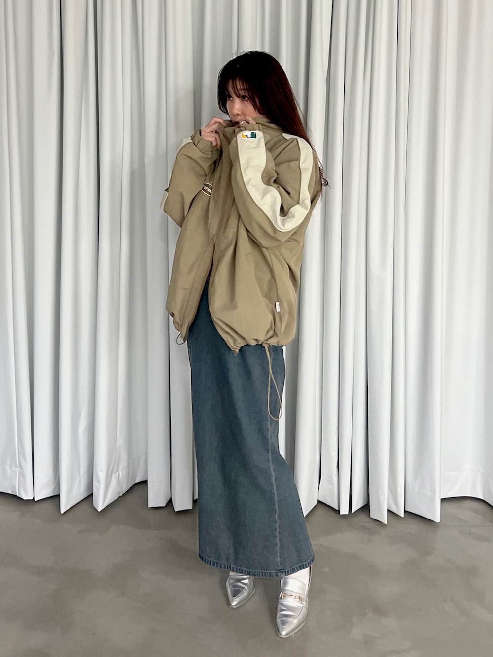 ベージュ系のブルゾン、ブルー系のデニムスカート、その他のその他を着用したレディースの春コーディネートの2枚目の写真