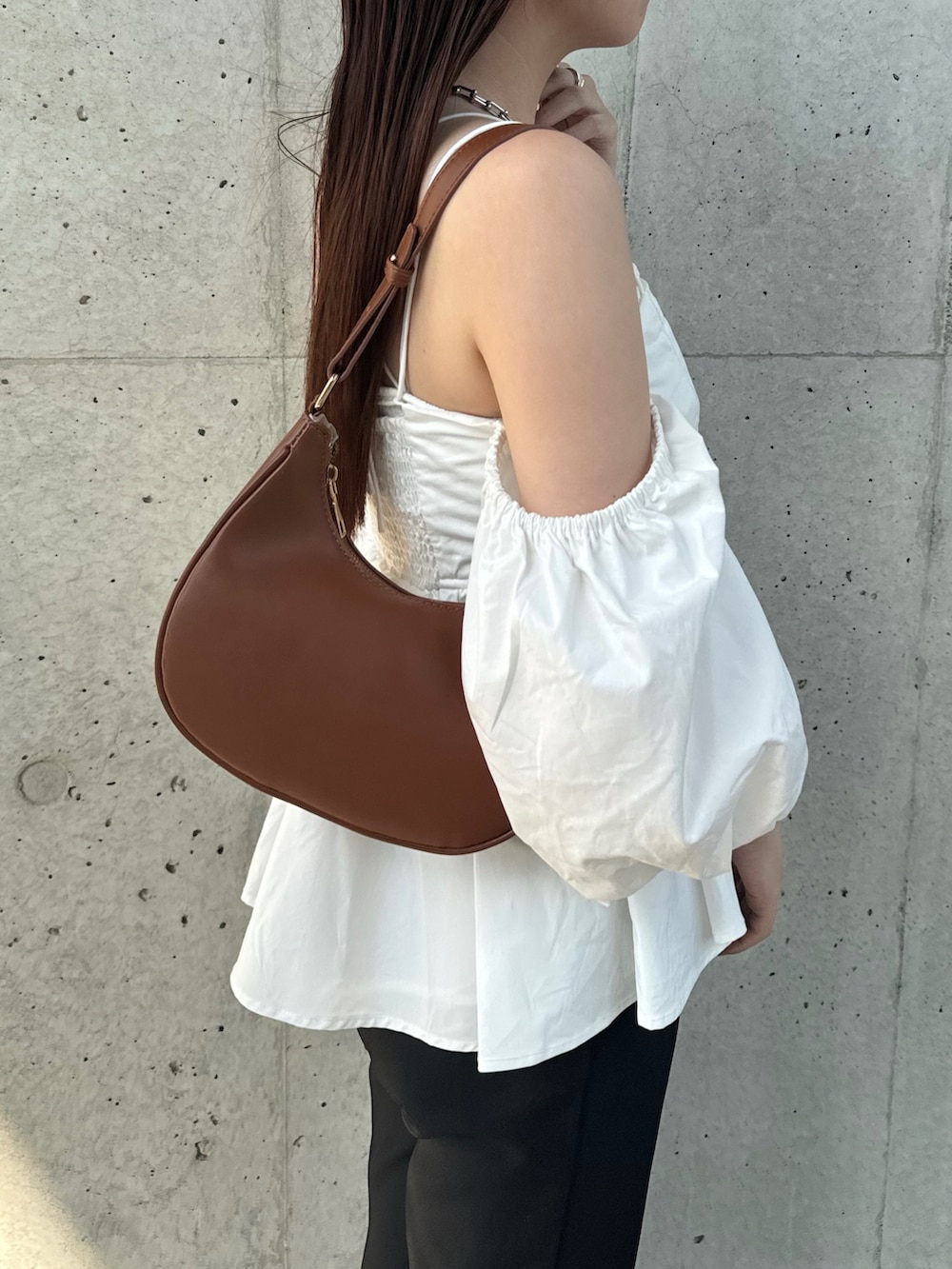 ホワイト系のシャツ/ブラウス、ブラック系のスラックス、その他のその他を着用したレディースの夏コーディネートの2枚目の写真