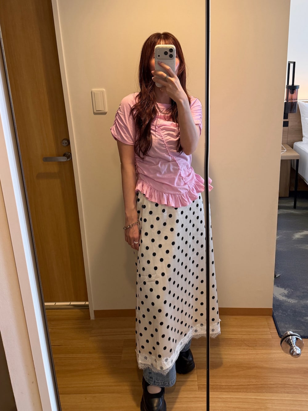 ピンク系のTシャツ/カットソー、ホワイト系のスカートを着用したレディースの夏コーディネートの2枚目の写真