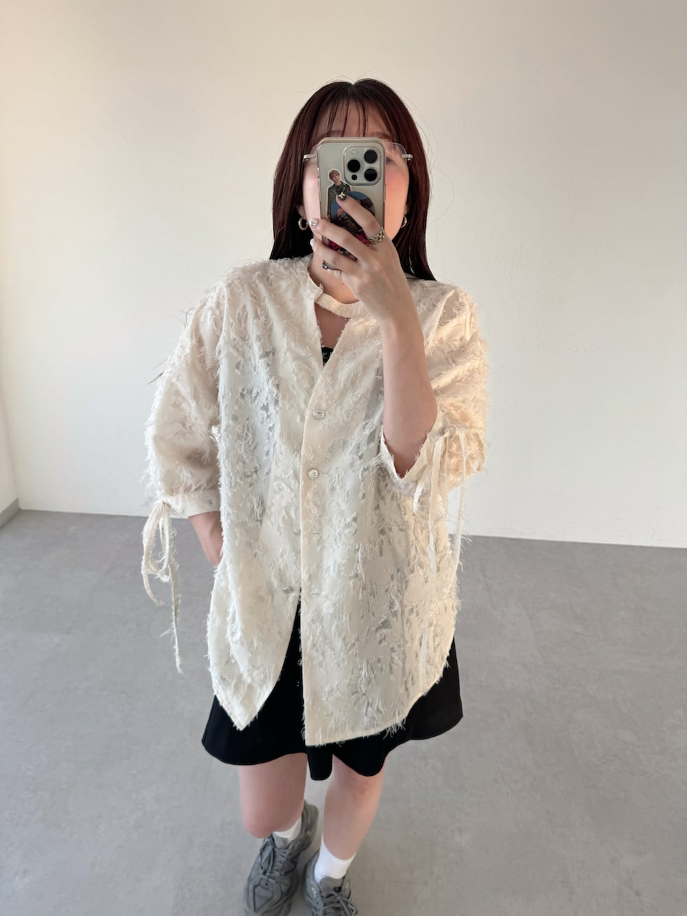 ベージュ系のシャツ/ブラウスを着用したレディースの夏コーディネートの2枚目の写真