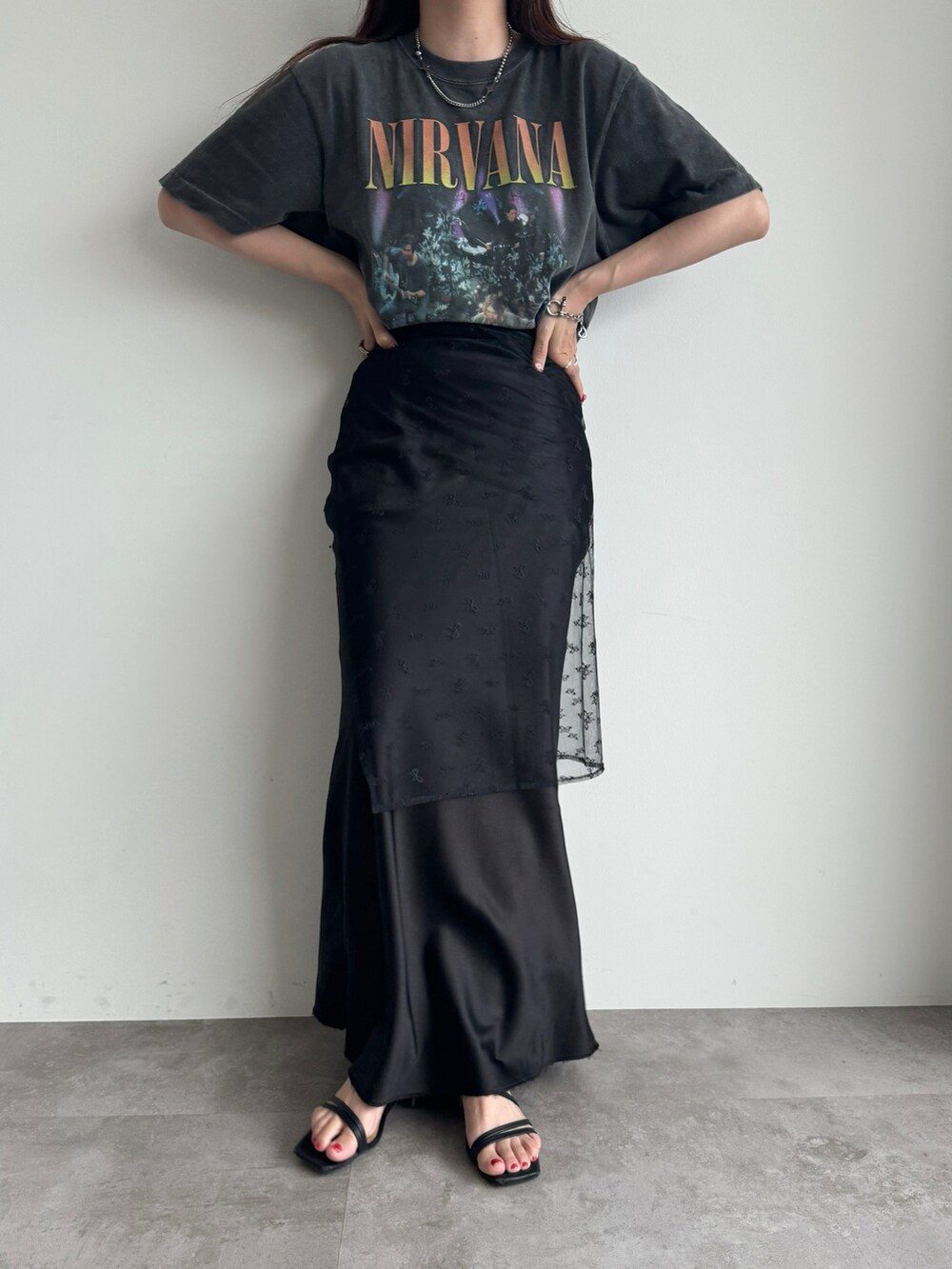 ブラック系のTシャツ/カットソー、ブラック系のスカート、ブラック系のスカートを着用したレディースの夏コーディネートの2枚目の写真