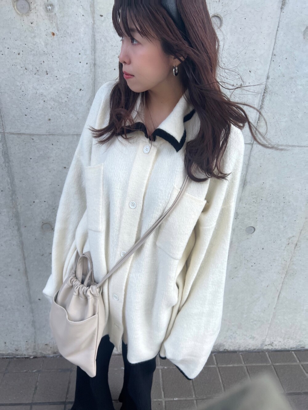 ホワイト系のカーディガン/ボレロ、ベージュ系のショルダーバッグ、ブラック系のその他パンツを着用したレディースの冬コーディネートの3枚目の写真