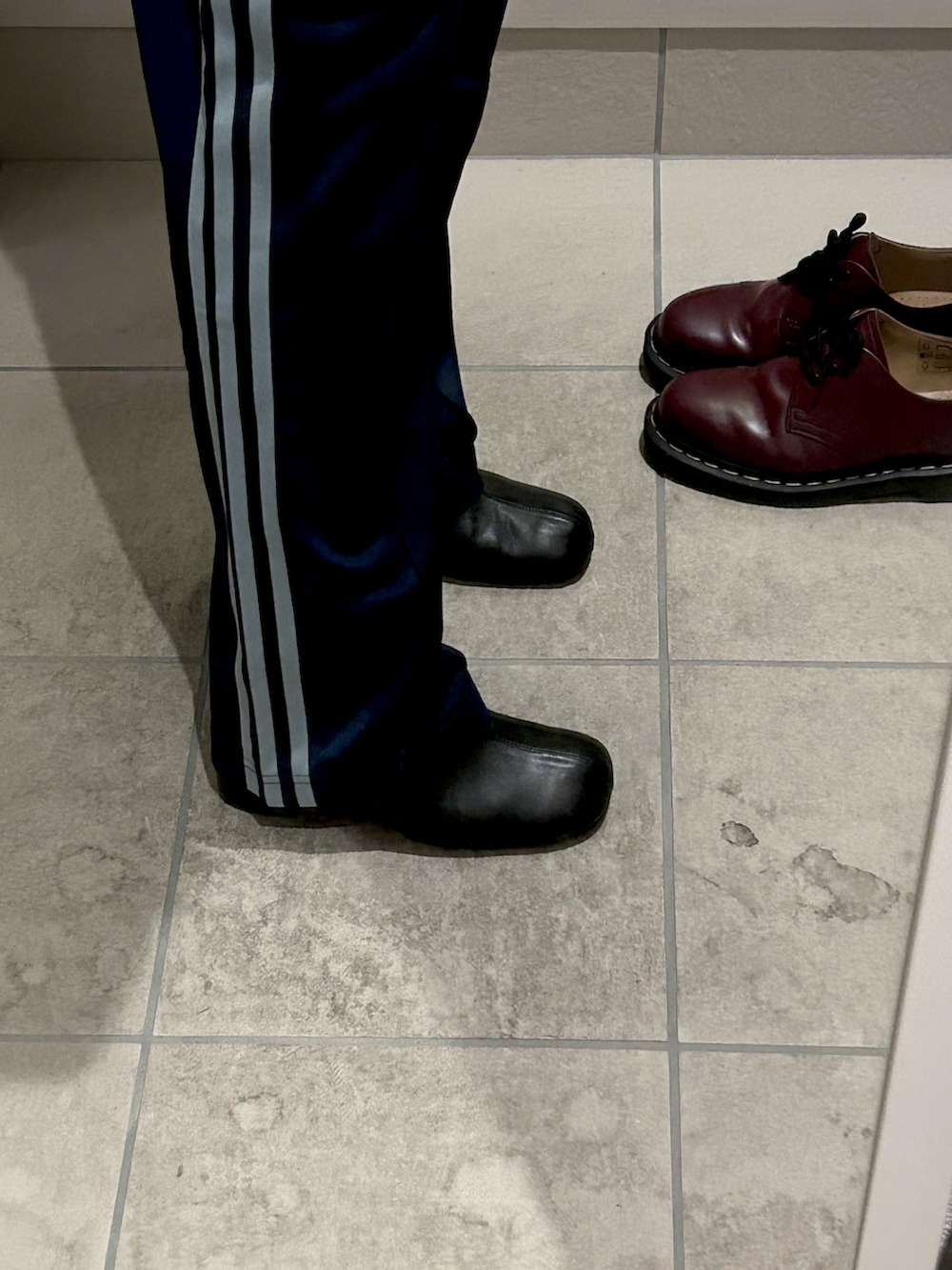 ブラック系のライダースジャケット、ブルー系のシャツ/ブラウス、ブルー系のその他パンツを着用したレディースの秋コーディネートの2枚目の写真