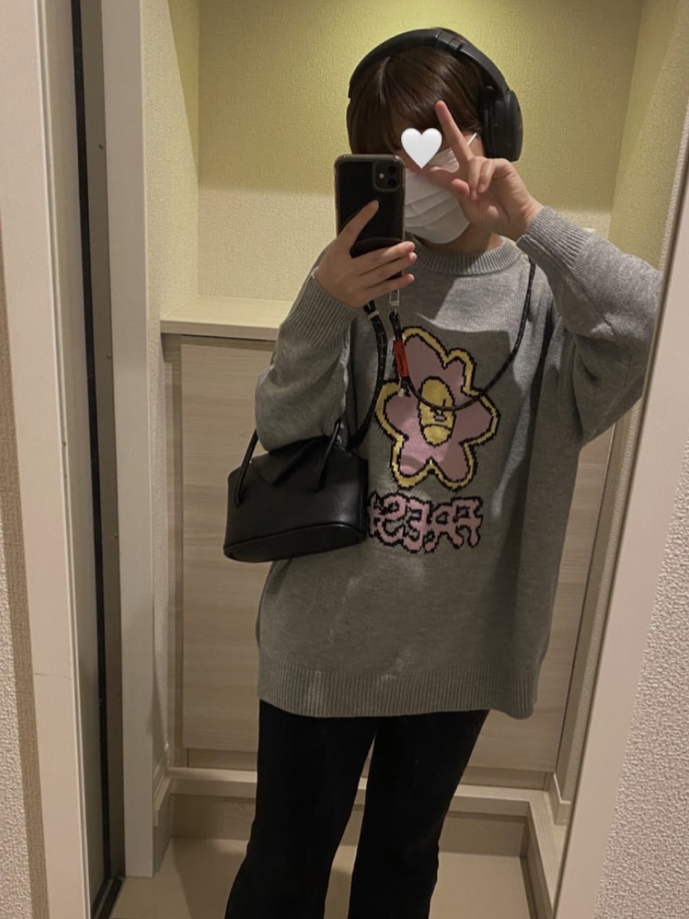 グレー系のニット/セーター、ブラック系のボストンバッグを着用したレディースの秋コーディネートの2枚目の写真