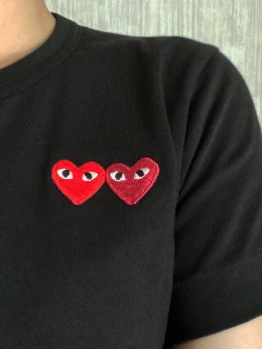 ブラック系のTシャツ/カットソー、グリーン系のショルダーバッグ、グレー系のデニムパンツを着用したレディースの夏コーディネートの2枚目の写真