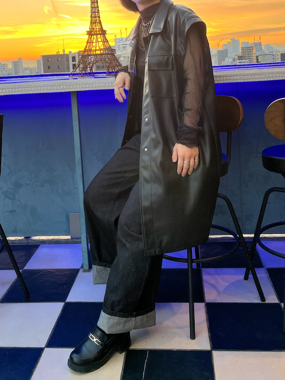 ブラック系のTシャツ/カットソー、ブラック系のブルゾン、グリーン系のバッグを着用したレディースの秋コーディネートの3枚目の写真