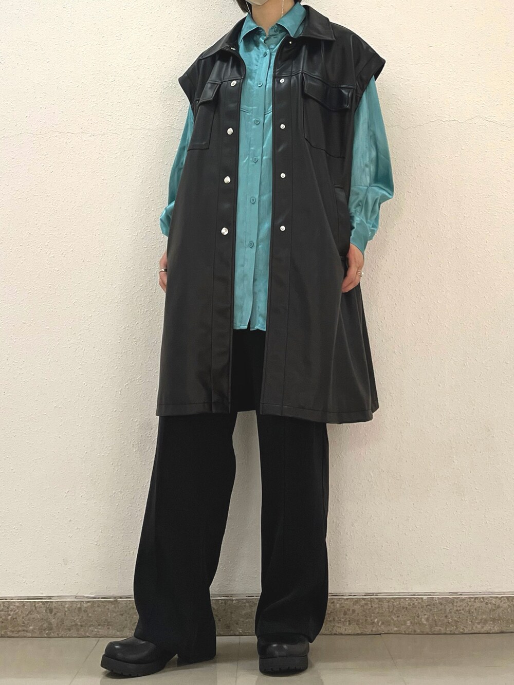 「ootd、休日スタイル、秋服、プチプラコーデ、レイヤードスタイル、モノトーン、レザー、ジレ、シャツスタイル、サテンシャツ、グリーン、パンツスタイル、ローファー、PAGEBOY、おしゃれさんと繋がりたい」｜「PAGEBOYのエコレザーカスタムロングブルゾン（ブルゾン、ブラック系）」を使った、re@さん（レディース・158cm）の秋コーディネートの3枚目の写真