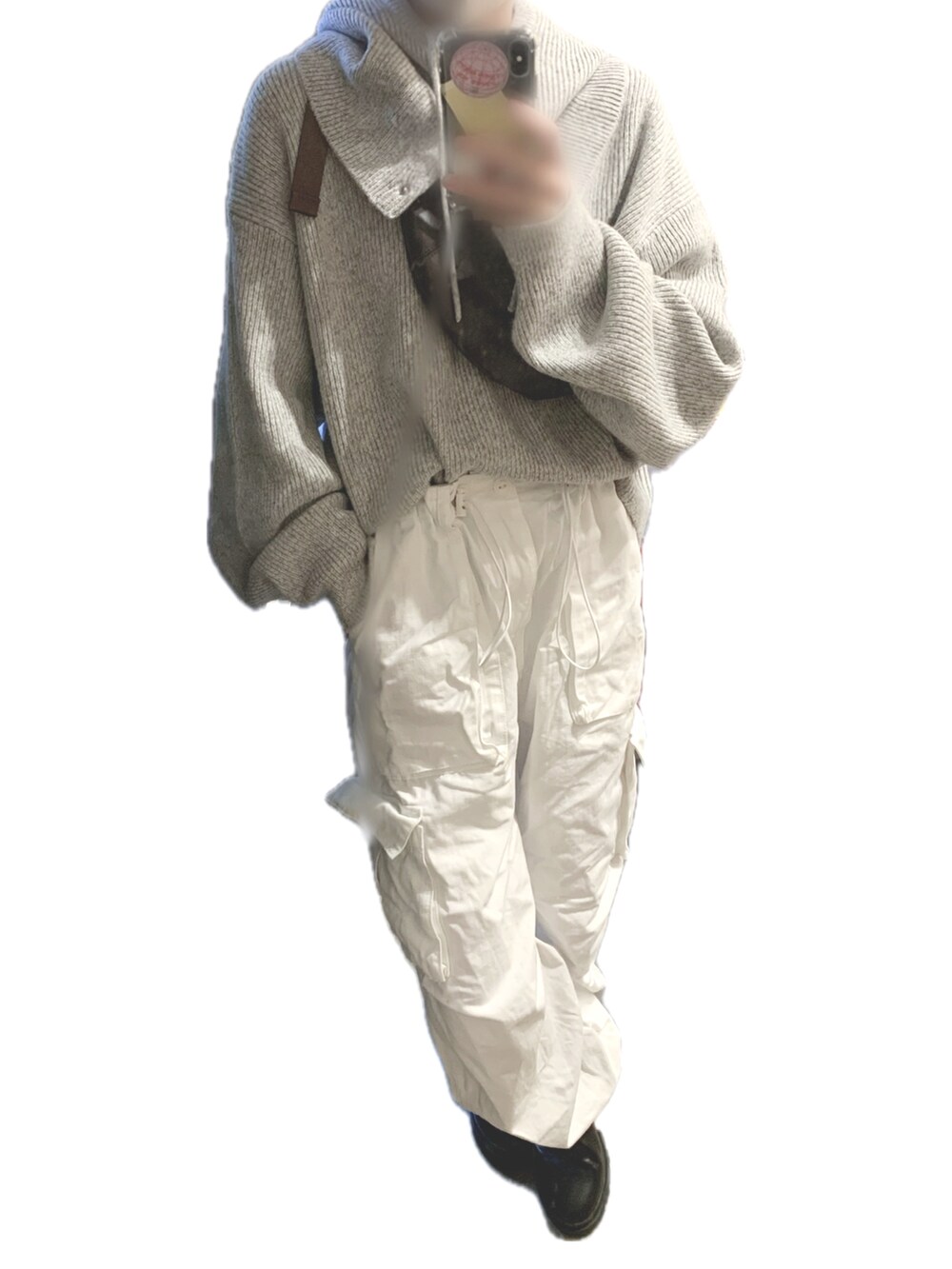 グレー系のニット/セーター、ホワイト系のカーゴパンツ、ブラック系のブーツを着用したレディースの冬コーディネートの2枚目の写真