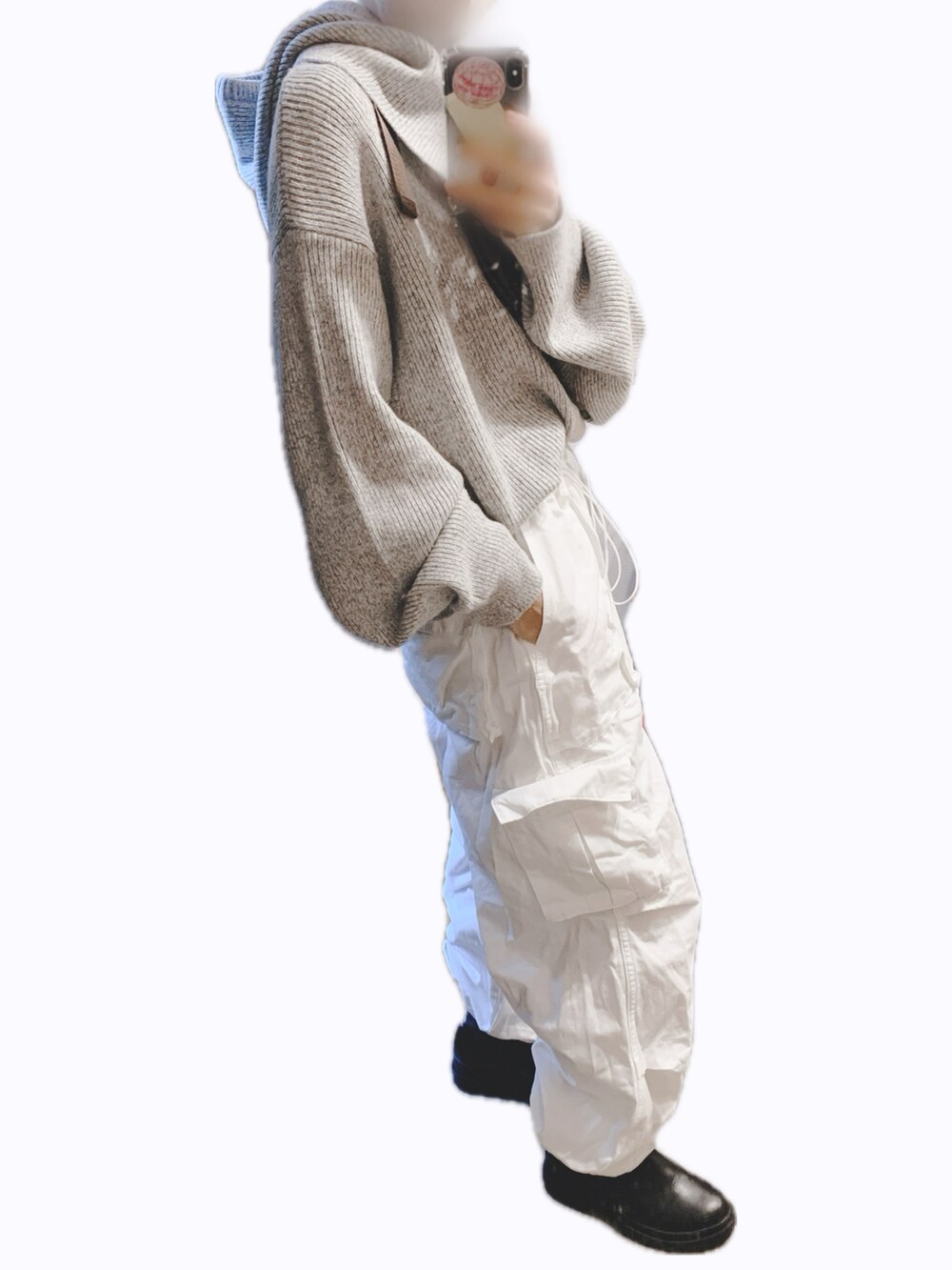 グレー系のニット/セーター、ホワイト系のカーゴパンツ、ブラック系のブーツを着用したレディースの冬コーディネートの3枚目の写真