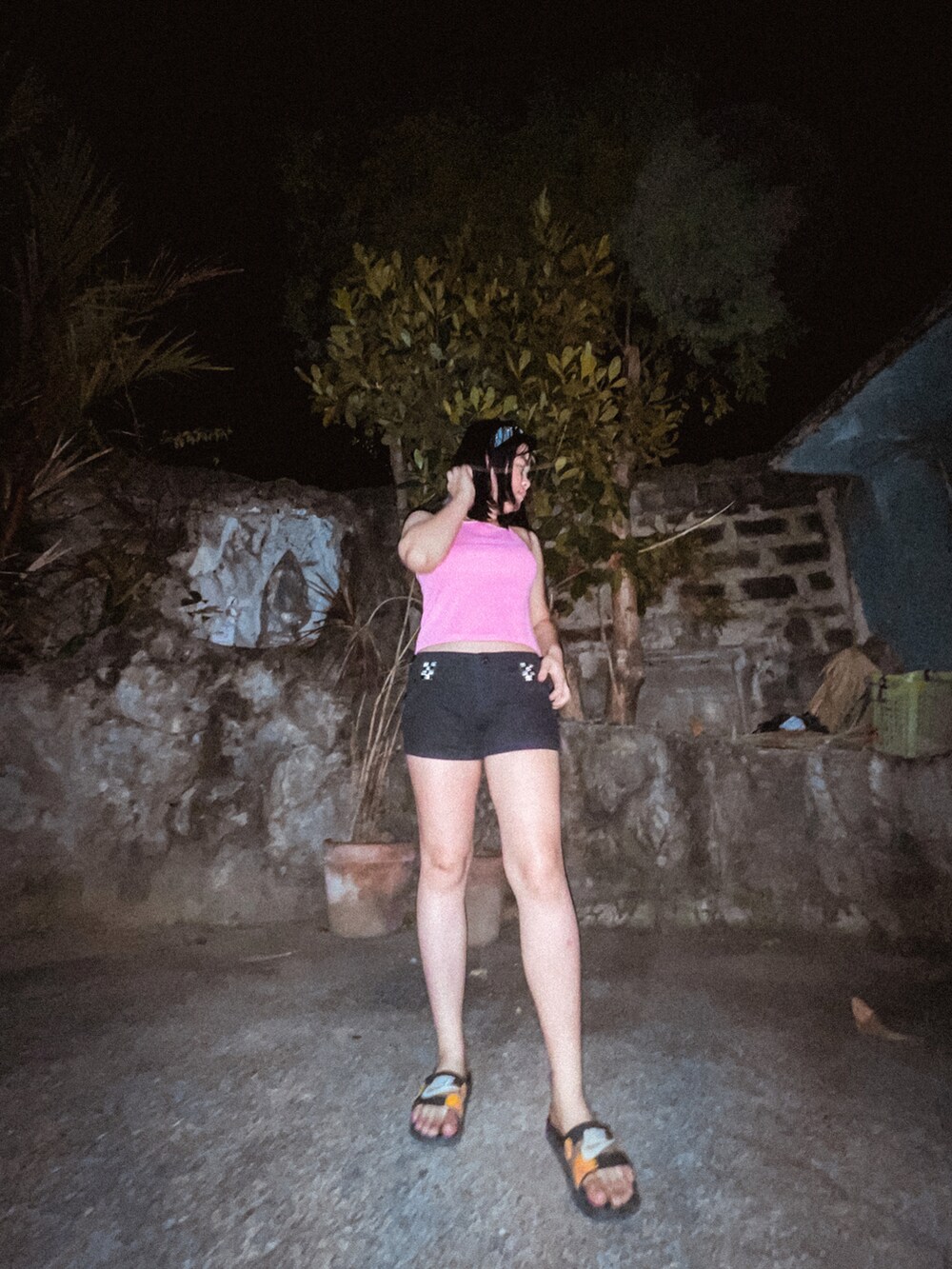 ブラック系のスリッポンを着用したレディースの春コーディネートの2枚目の写真