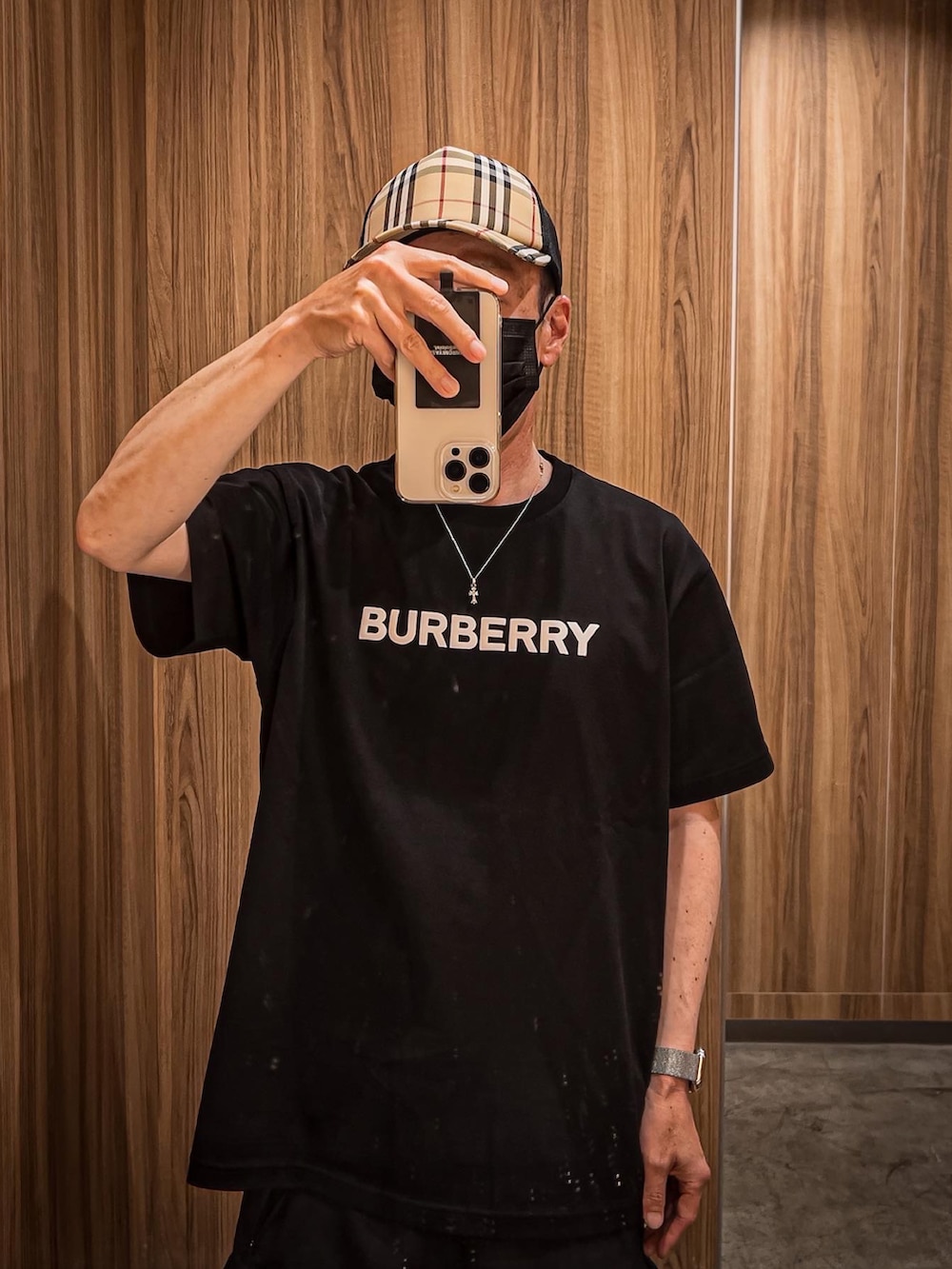 ホワイト系のスニーカー、ブラック系のTシャツ/カットソー、ベージュ系のキャップを着用したメンズの夏コーディネートの2枚目の写真